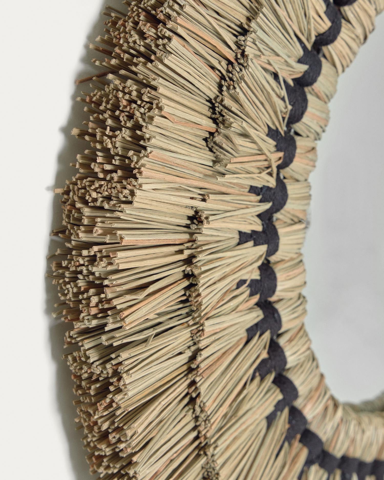 Der Akila Rundspiegel von Kave Home kombiniert handgefertigte Naturfasern und Baumwollkordel zu einem eleganten 60 cm großen Wohnaccessoire.