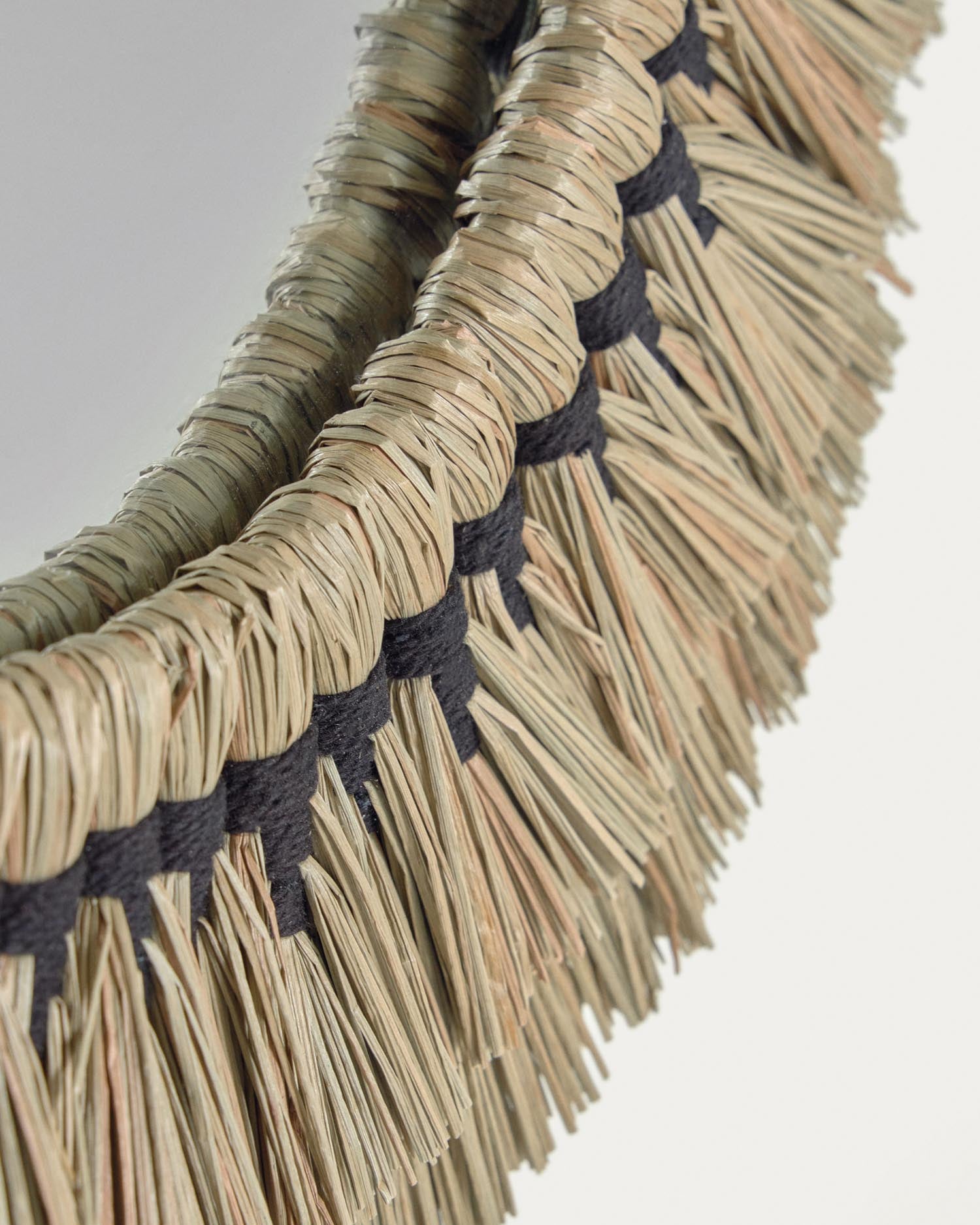 Der Akila Rundspiegel von Kave Home vereint stilvolle Naturfasern und schwarze Baumwollkordel in einem 60 cm großen, handgefertigten Design.