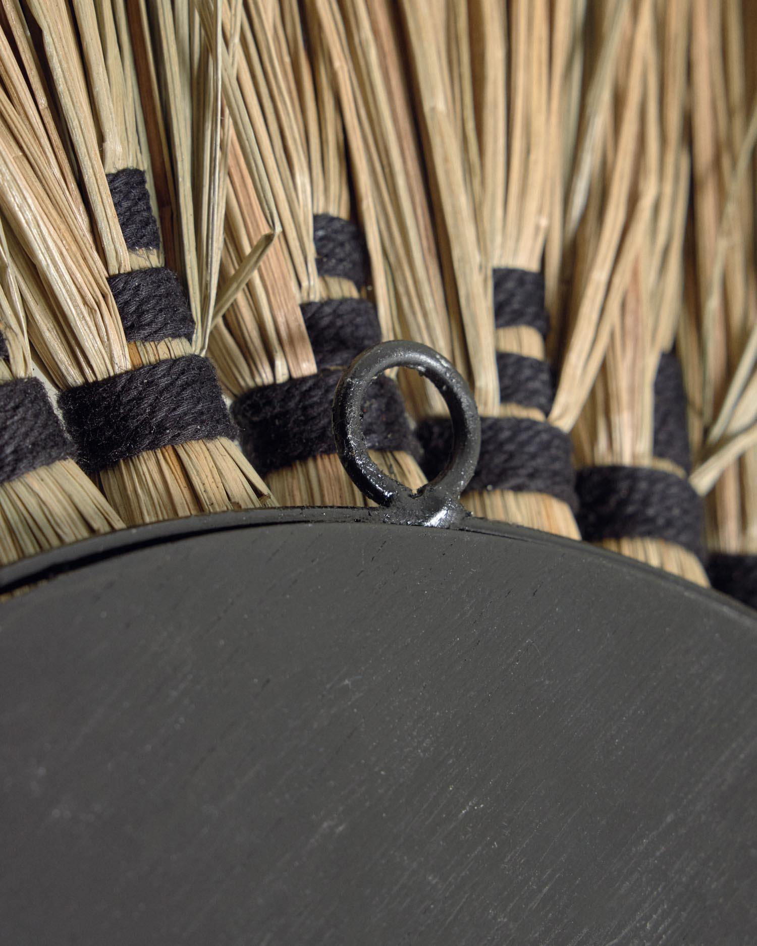 Der Akila Rundspiegel von Kave Home kombiniert edle Naturfasern und schwarze Baumwollkordel in einem 60 cm großen, einzigartigen Kunstwerk für Ihr Zuhause.