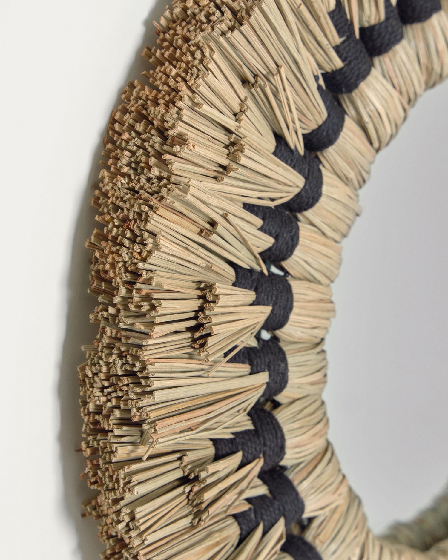 Der Akila Rundspiegel von Kave Home kombiniert handgefertigte grüne Naturfasern mit eleganter Baumwollkordel und bringt natürliche Eleganz in Ihr Zuhause.