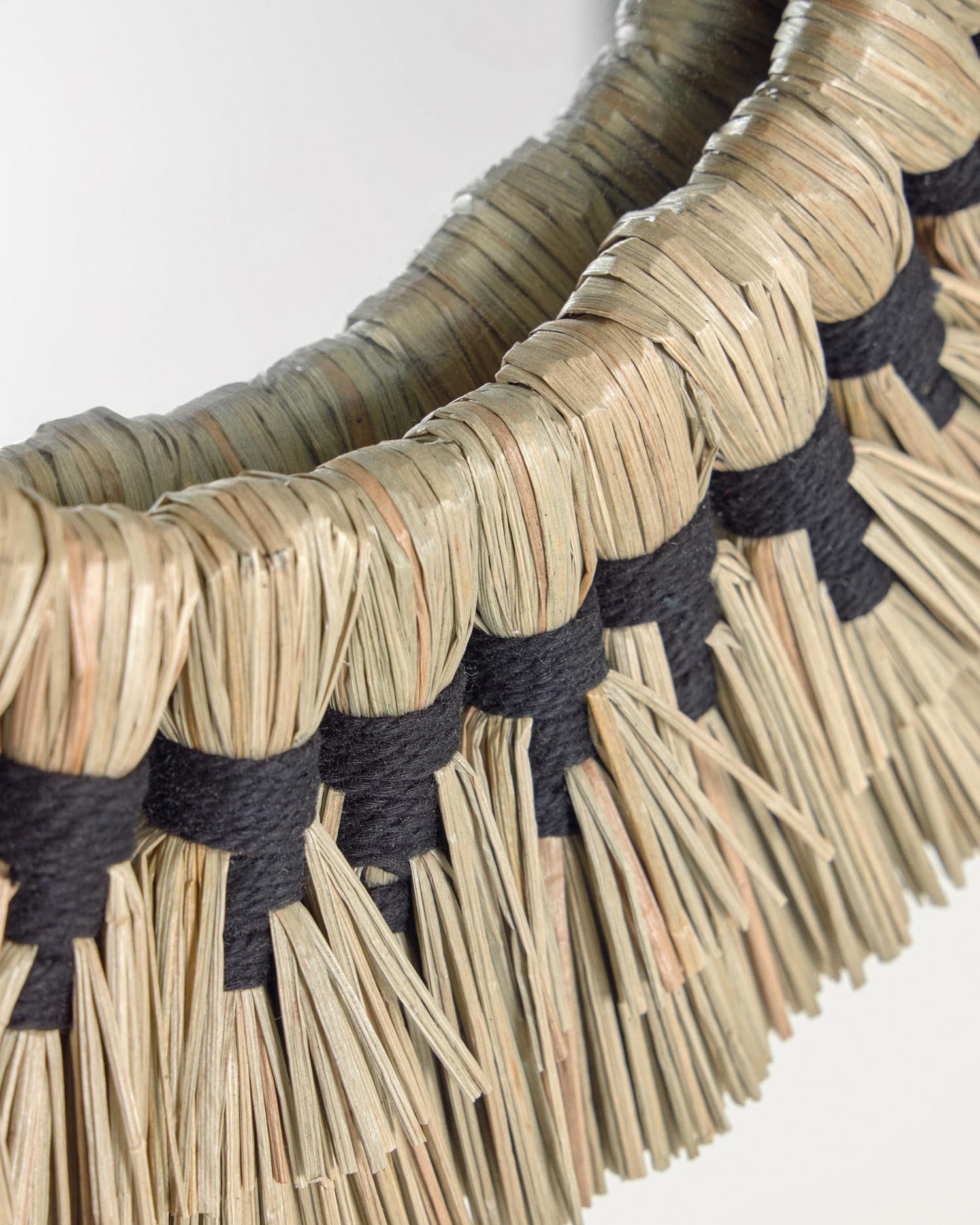 Der Akila Rundspiegel von Kave Home vereint nachhaltige Materialien und modernes Design, ideal für stilvolle Akzente in jedem Raum.