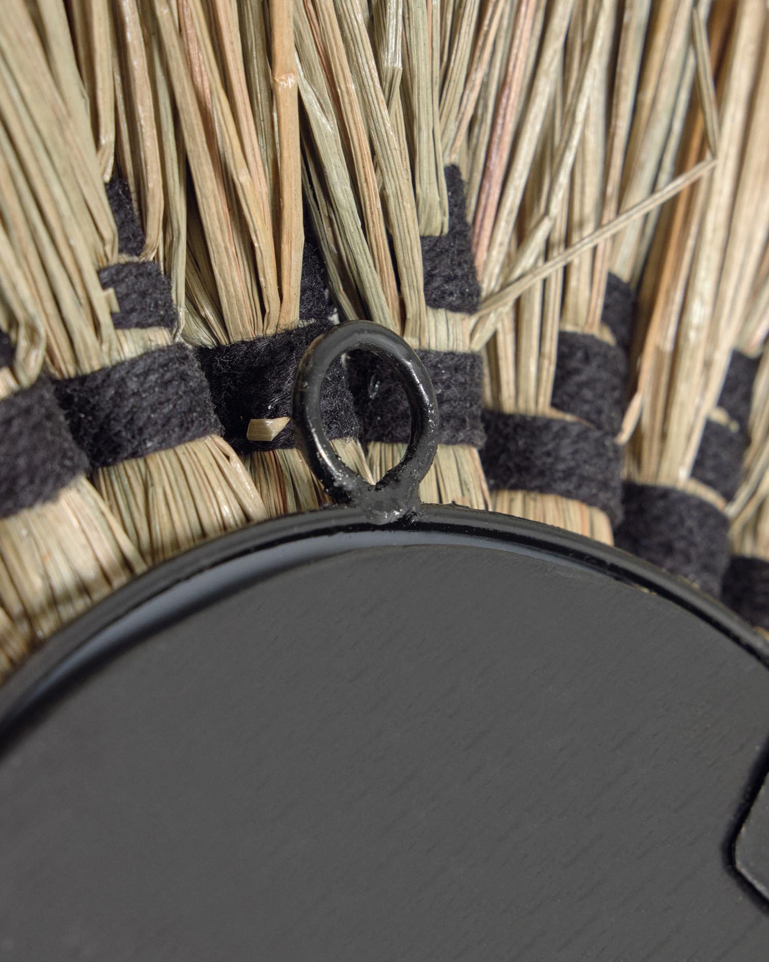 Der Akila Rundspiegel von Kave Home kombiniert handgefertigte Naturfasern und Baumwollkordel für ein elegantes, nachhaltiges Wohnaccessoire.