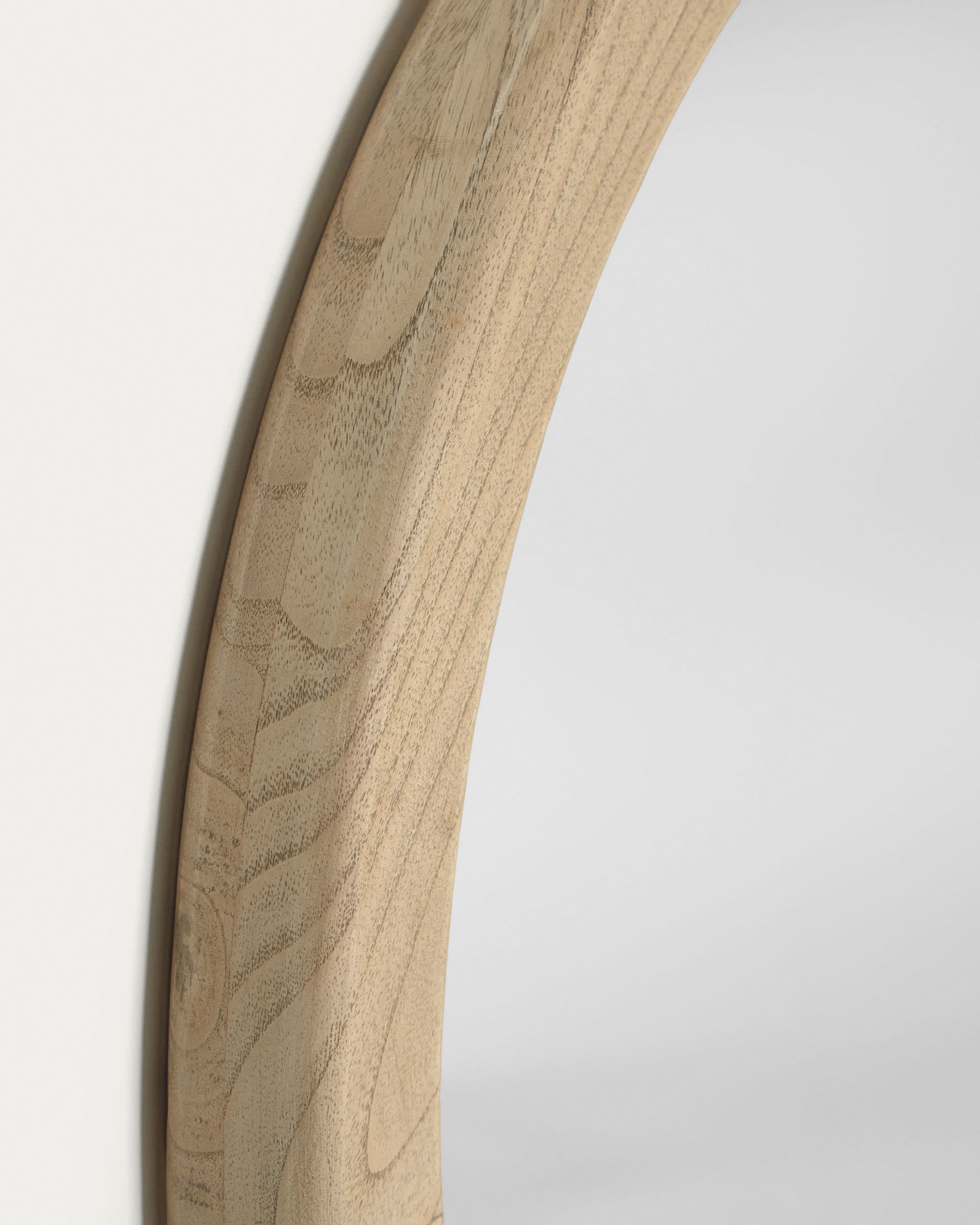 Der Alum Rundspiegel von Kave Home, 50 cm, aus robustem Mindi-Holz, vereint stilvolle Ästhetik und praktische Nutzung für Ihr Zuhause.