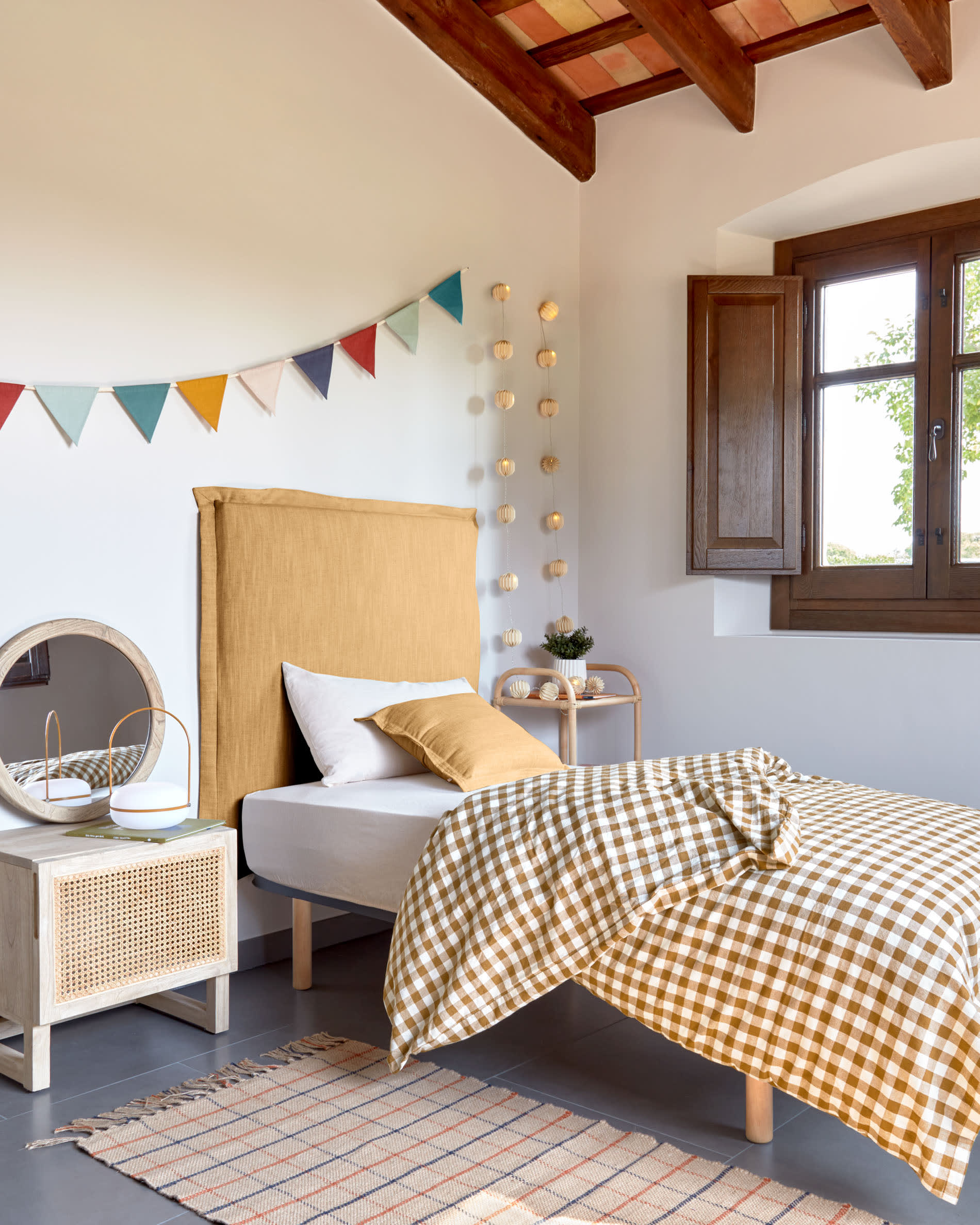 Der Alum Rundspiegel von Kave Home, 50 cm, aus massivem Mindi-Holz, bringt skandinavische Eleganz und Funktionalität in Ihr Zuhause.