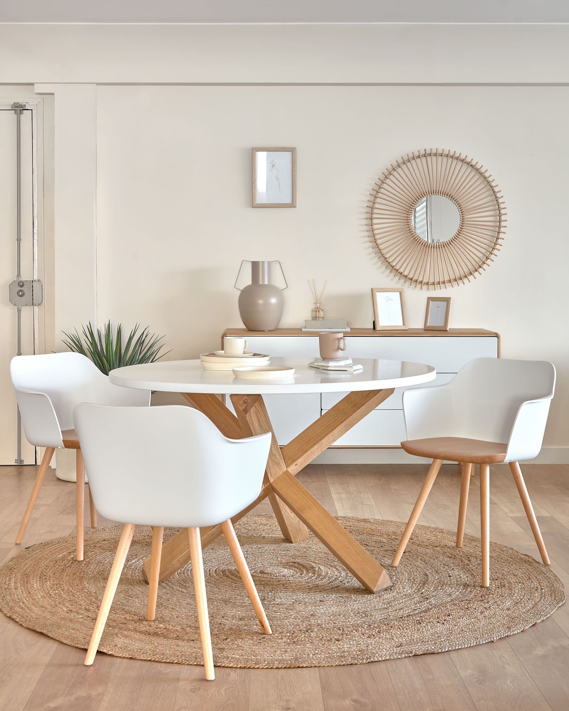 Der 50 cm große Alum Rundspiegel von Kave Home kombiniert zeitloses Design mit hochwertigem Mindi-Holz, perfekt für jeden Raum.