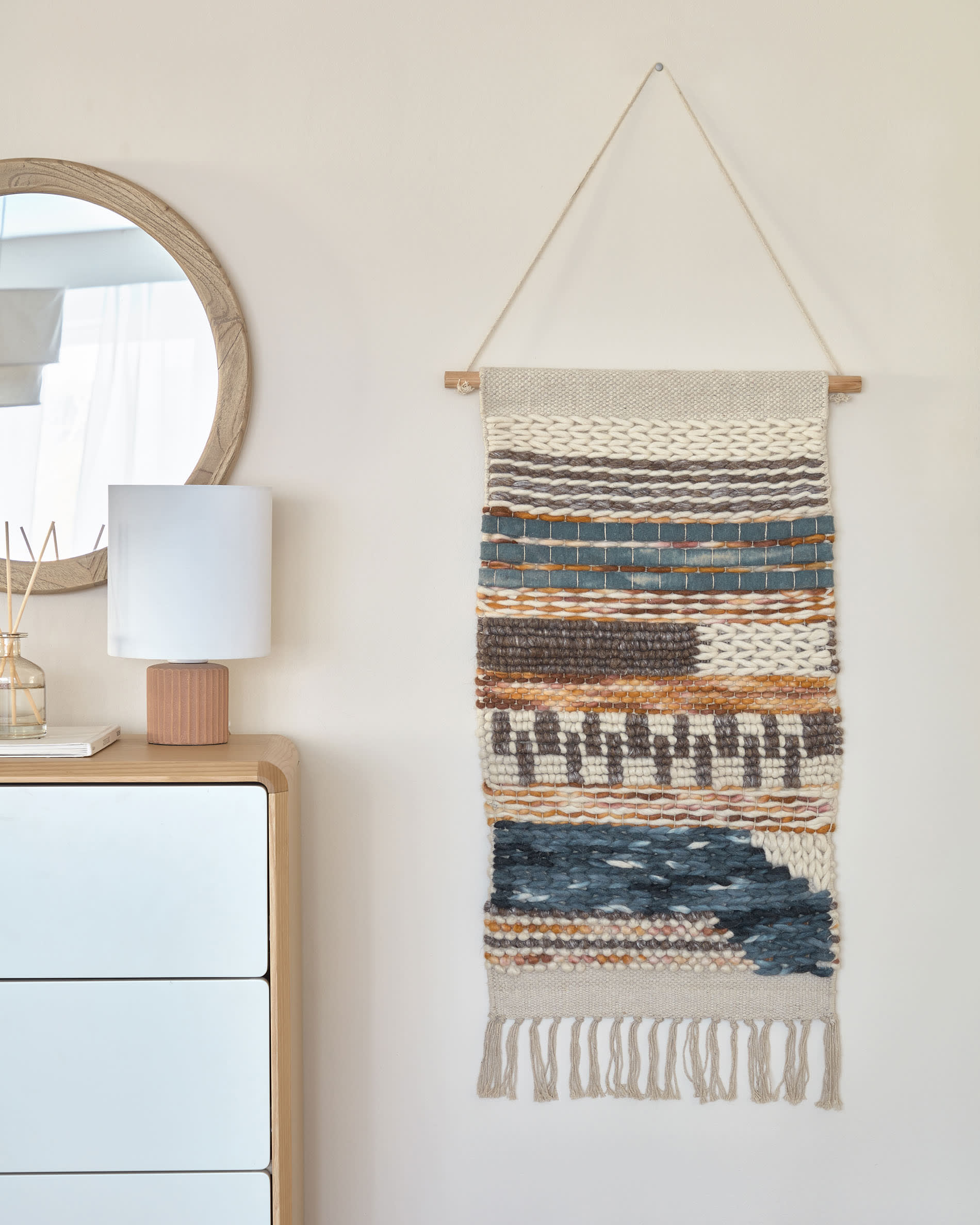 Der 50 cm große Alum Rundspiegel von Kave Home aus massivem Mindi-Holz kombiniert natürliche Schönheit mit skandinavischem Design und verleiht jedem Raum eine stilvolle Note.