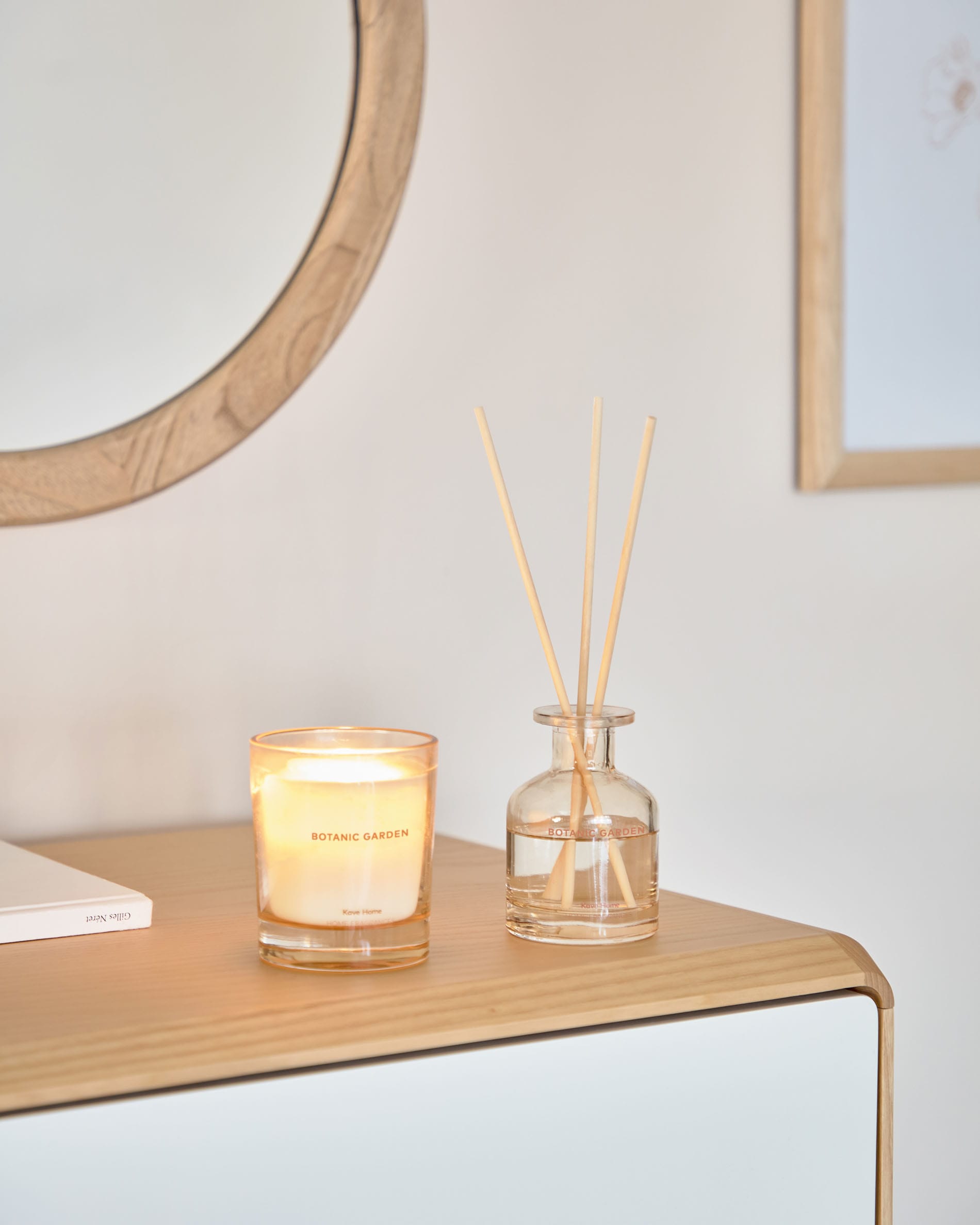 Der Alum Rundspiegel von Kave Home, 50 cm, aus robustem Mindi-Holz, vereint skandinavische Eleganz mit Funktionalität und bringt Licht und Stil in Ihr Zuhause.