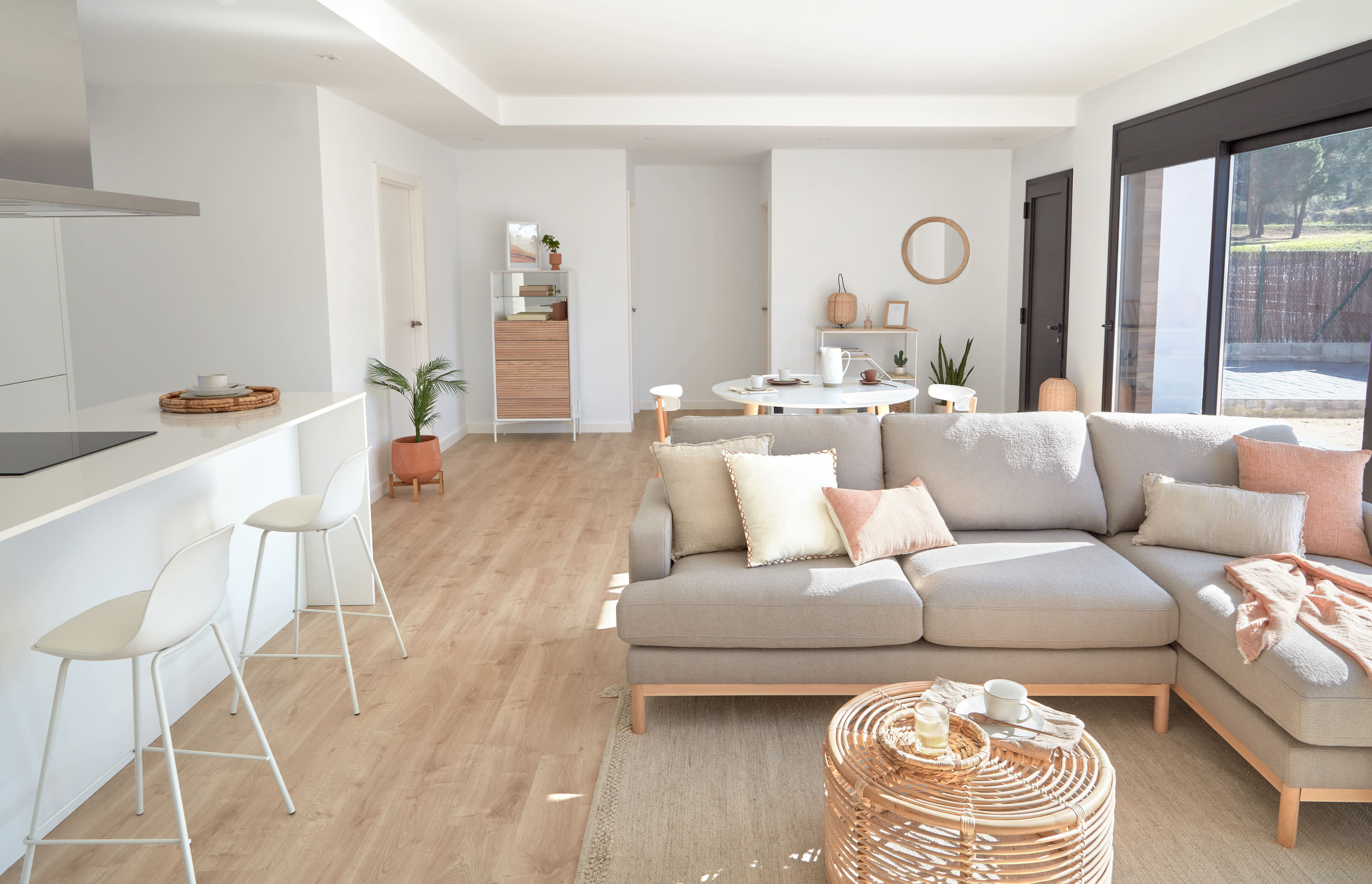 Der Alum Rundspiegel von Kave Home, 50 cm, vereint skandinavisches Design mit robustem Mindi-Holz und bringt Eleganz in Ihr Zuhause.