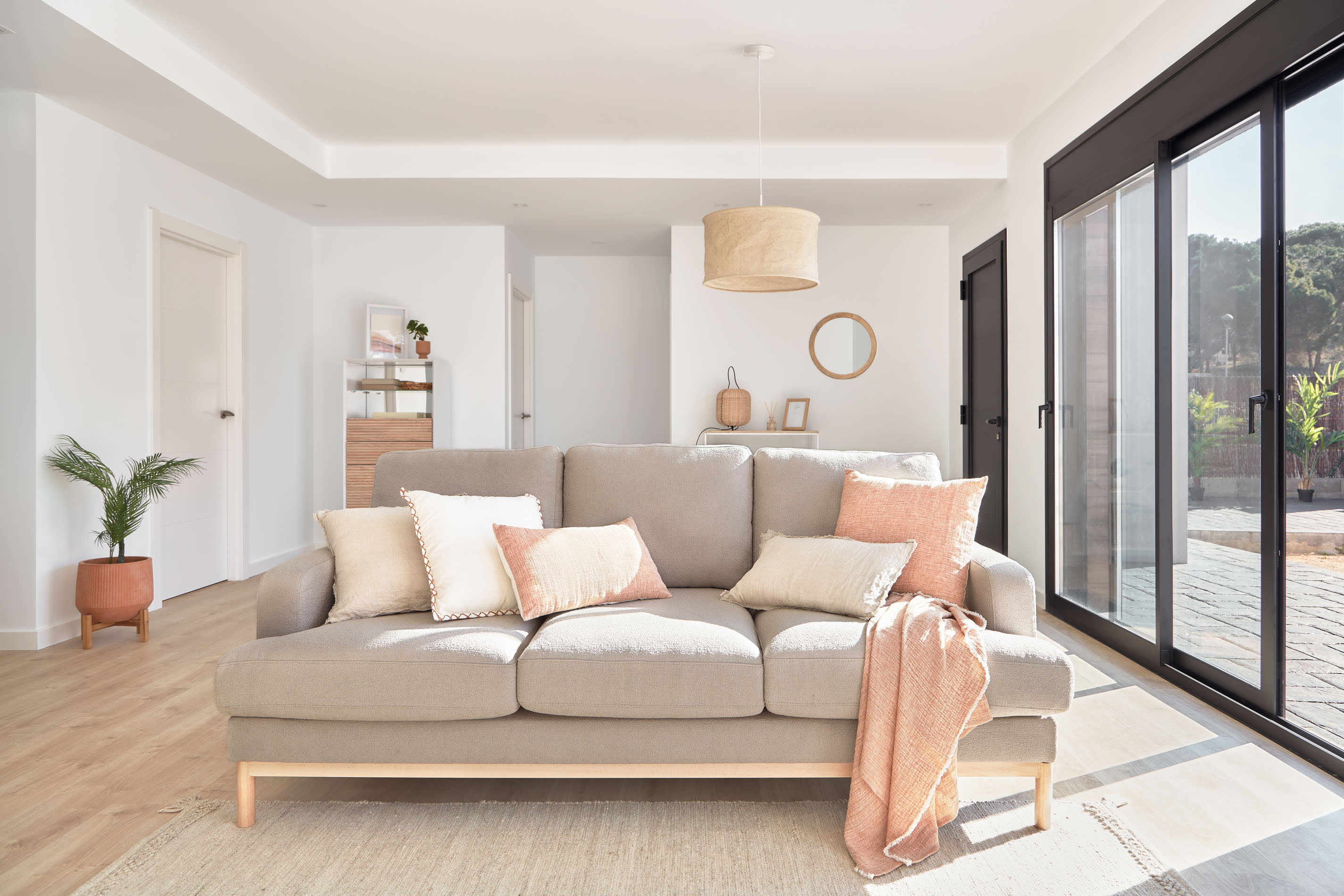 Der Alum Rundspiegel von Kave Home, 50 cm, aus massivem Mindi-Holz, vereint skandinavisches Design mit Funktionalität und bringt Eleganz in Ihr Zuhause.