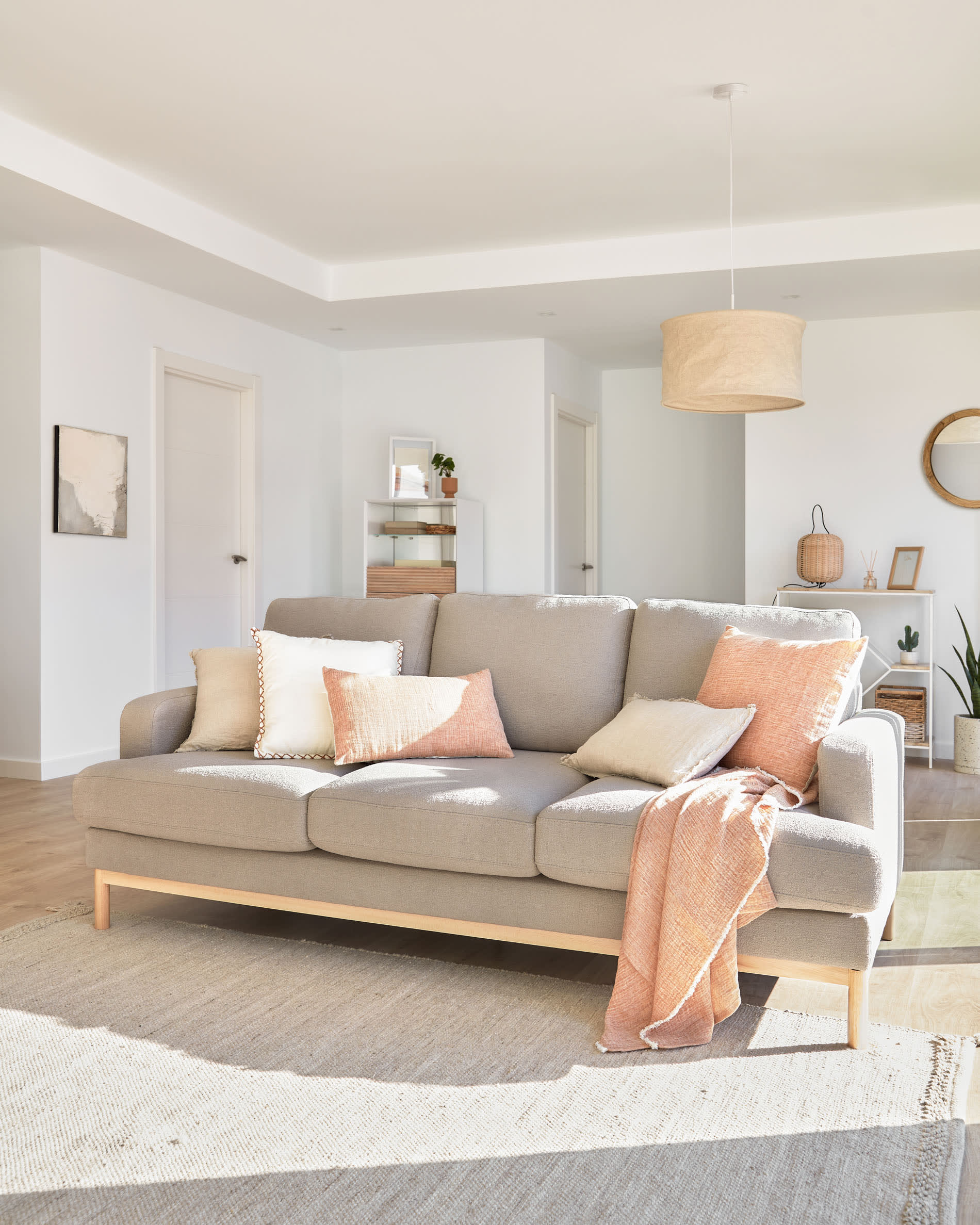 Der 50 cm große Alum Rundspiegel von Kave Home aus massivem Mindi-Holz kombiniert skandinavisches Design mit Funktionalität und bringt Eleganz in Ihr Zuhause.