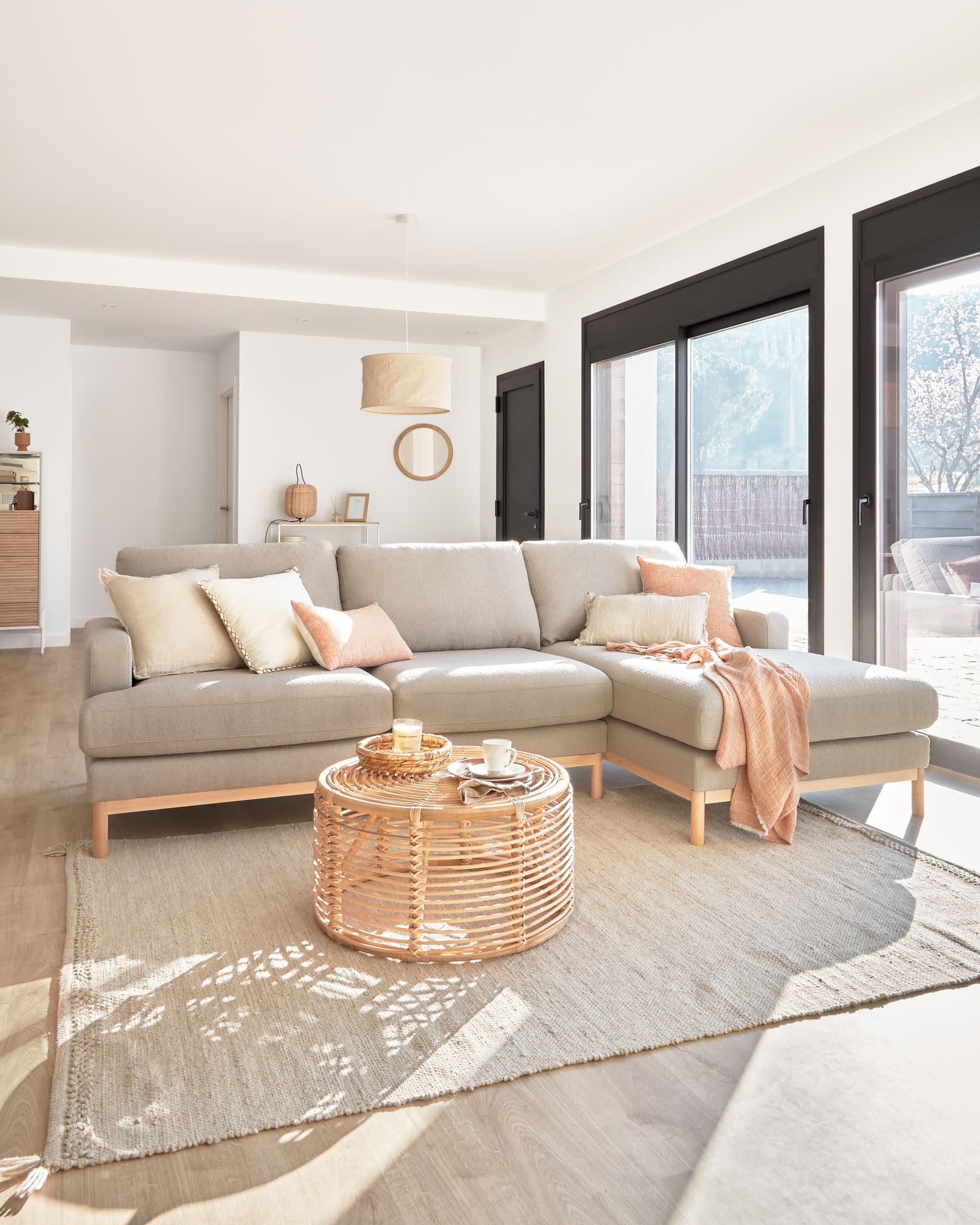 Der Alum Rundspiegel von Kave Home, 50 cm, aus robustem Mindi-Holz, vereint stilvolle Ästhetik und praktische Nutzung für jeden Raum.