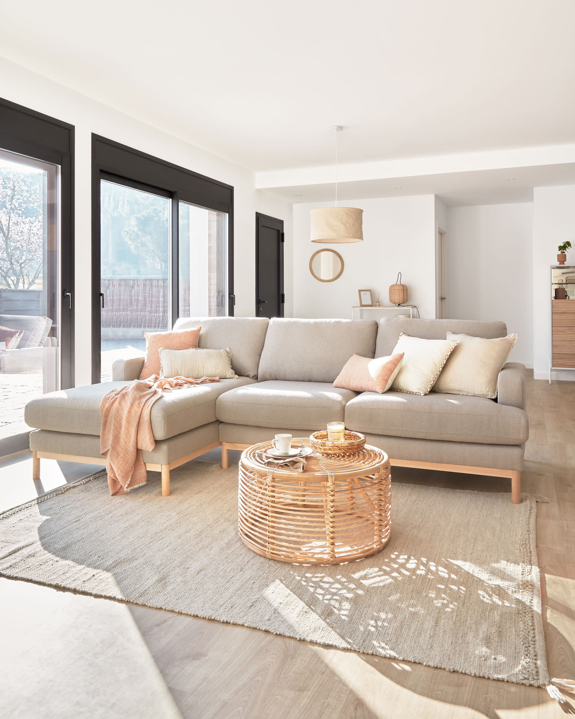 Der 50 cm große Alum Rundspiegel von Kave Home aus massivem Mindi-Holz bringt skandinavischen Charme und Funktionalität in Ihr Zuhause.