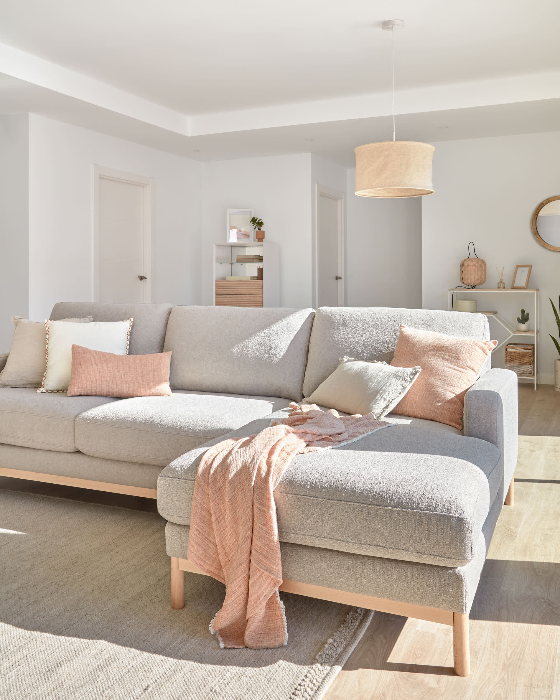 Der Alum Rundspiegel von Kave Home, 50 cm, vereint elegantes Design aus Mindi-Holz mit klarer Reflexion und natürlicher Ästhetik.