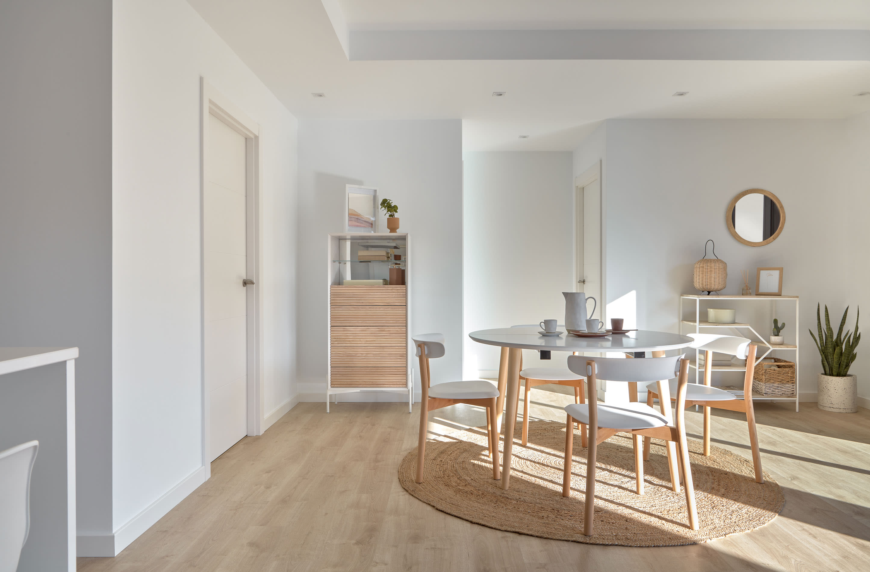 Der 50 cm große Alum Rundspiegel von Kave Home aus massivem Mindi-Holz kombiniert skandinavische Eleganz mit Funktionalität und verleiht jedem Raum einen natürlichen Charme.