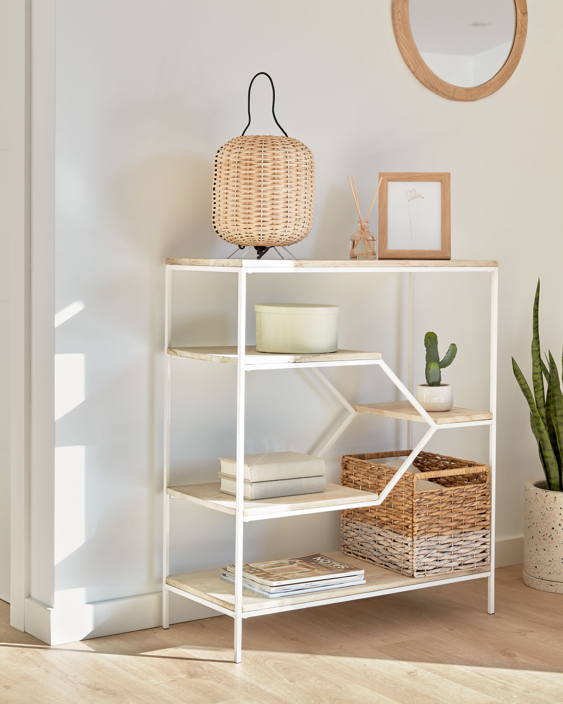 Der 50 cm große Alum Rundspiegel von Kave Home aus massivem Mindi-Holz kombiniert skandinavische Eleganz mit Funktionalität und verleiht jedem Raum einen natürlichen Charme.