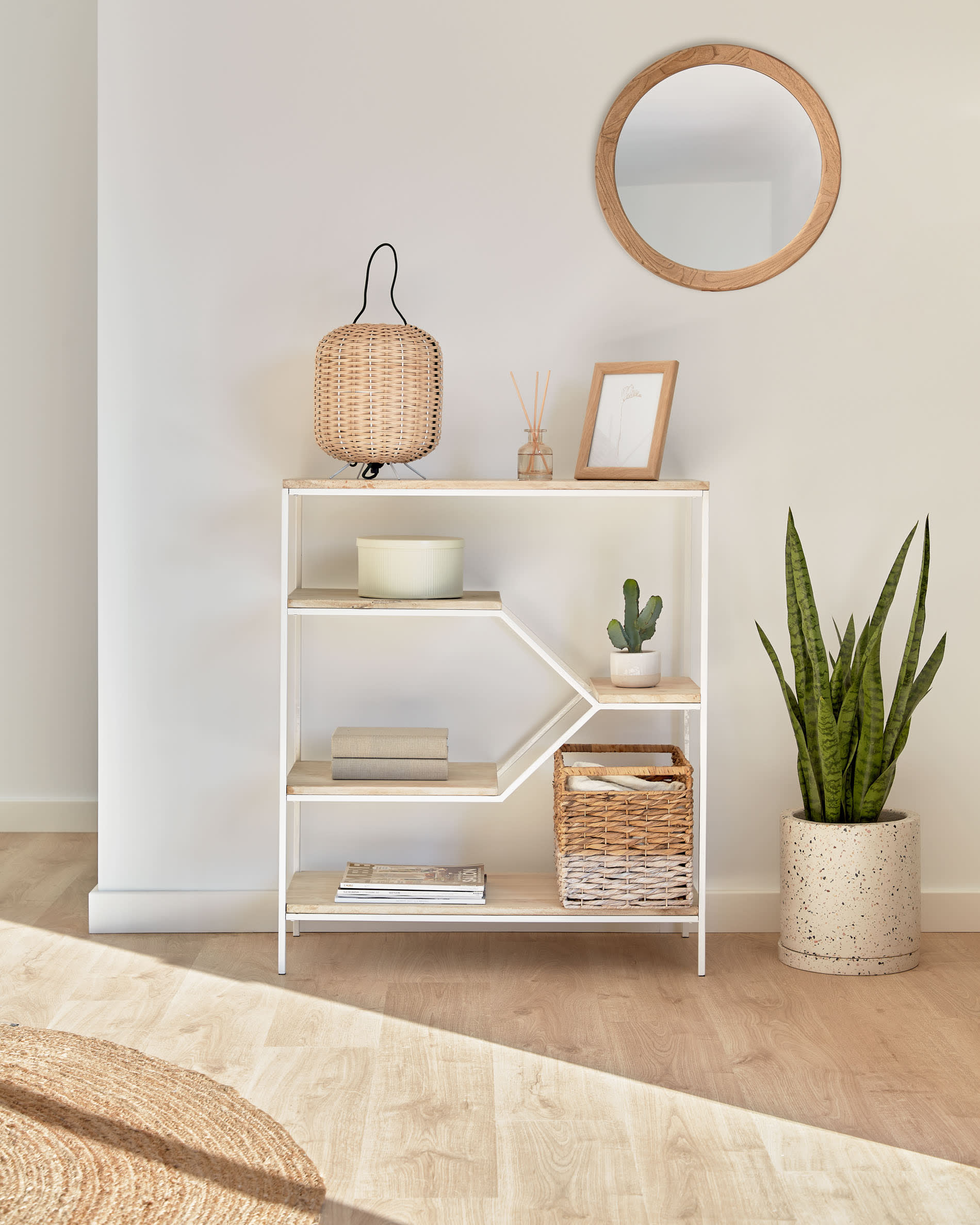 Der 50 cm große Alum Rundspiegel von Kave Home aus massivem Mindi-Holz bringt skandinavischen Charme und Funktionalität in jeden Raum.