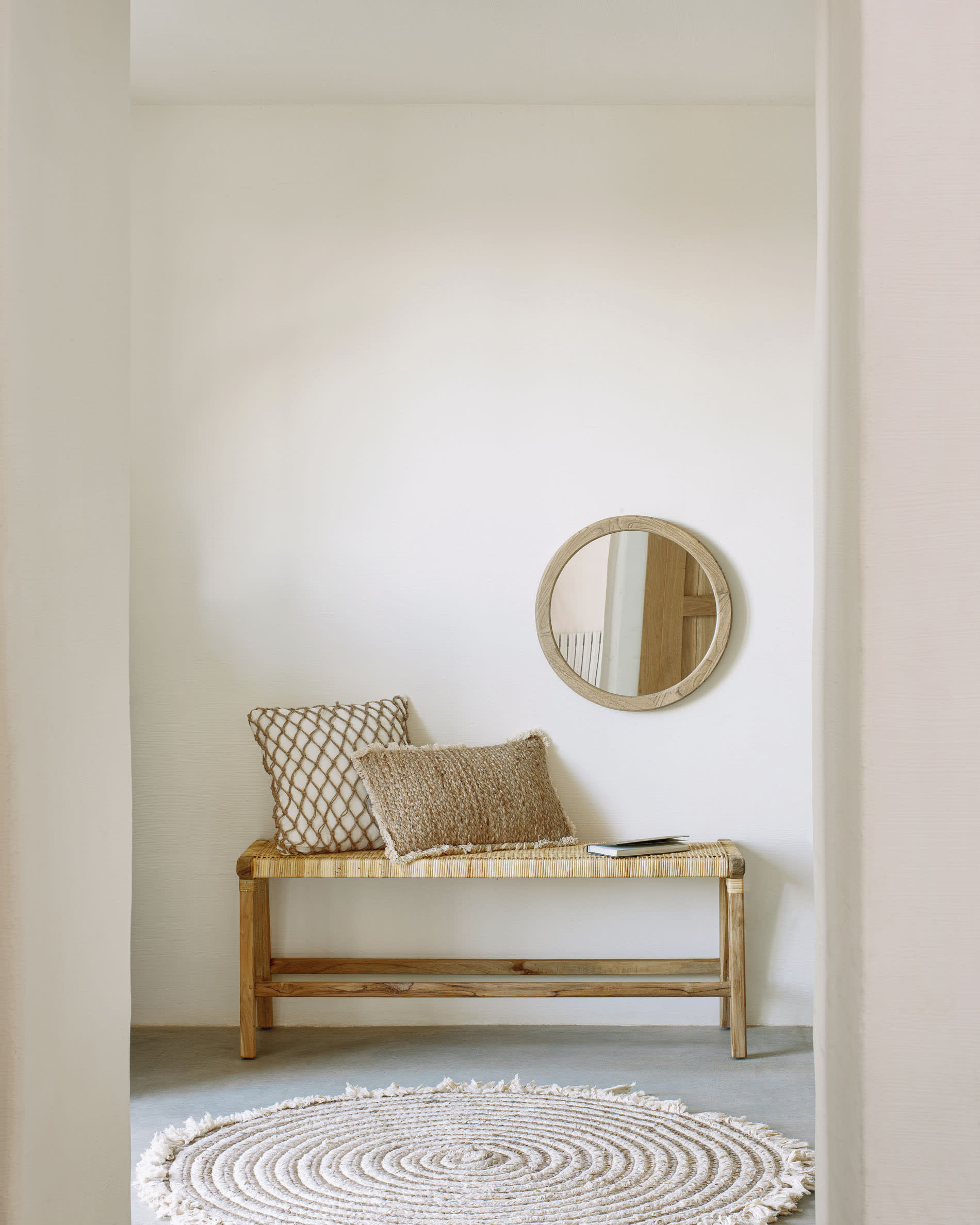 Der Alum Rundspiegel von Kave Home, 50 cm, vereint elegantes Design aus Mindi-Holz mit klarer Reflexion und natürlicher Ästhetik.