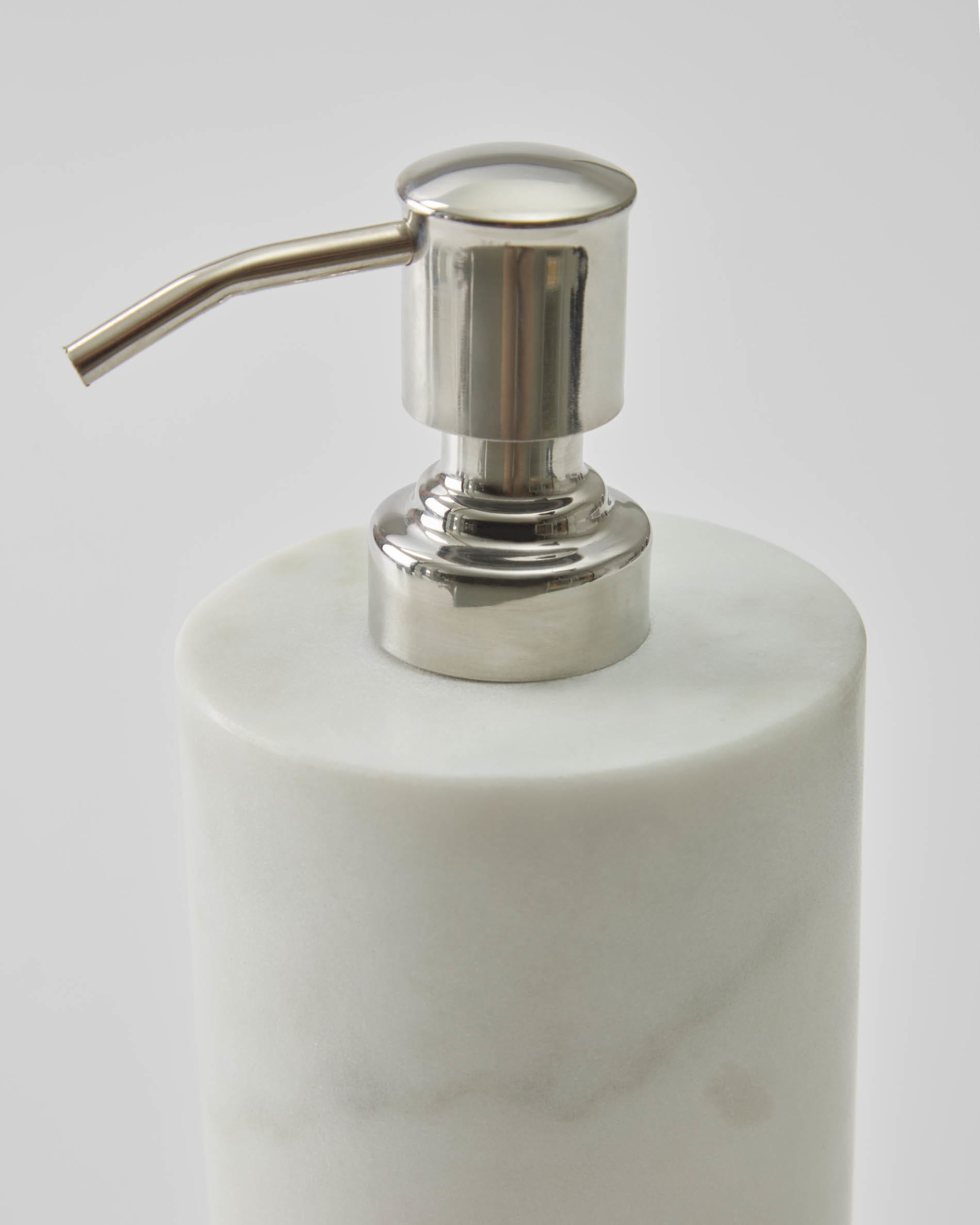 Elenei Seifenspender aus Marmor in Weiss präsentiert im Onlineshop von KAQTU Design AG. Badzubehör ist von Kave Home