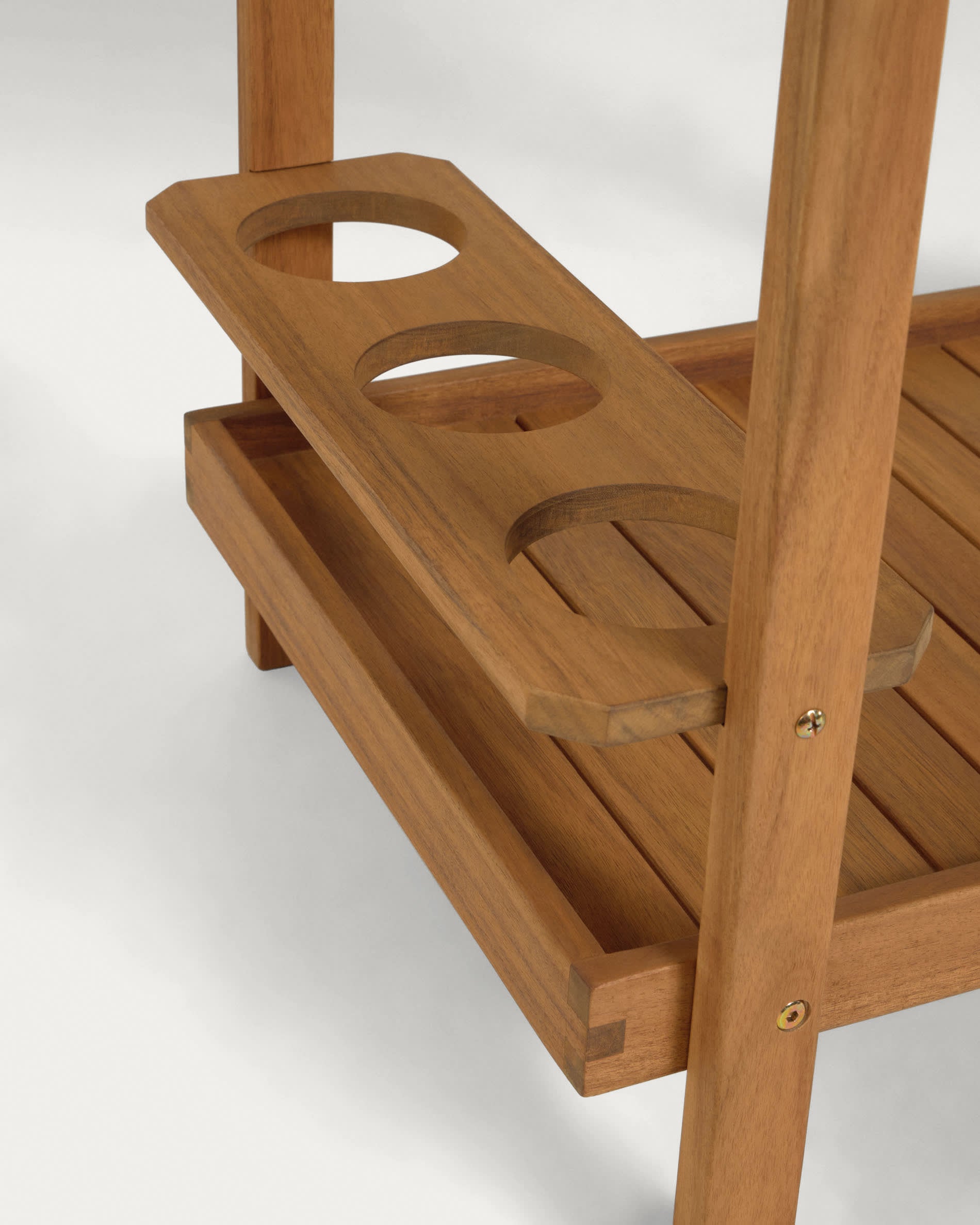 Entdecken Sie den Felisa Outdoor Serviertisch aus robustem Akazienholz (55 x 73 cm) von Kave Home – ideal für Garten und Terrasse!