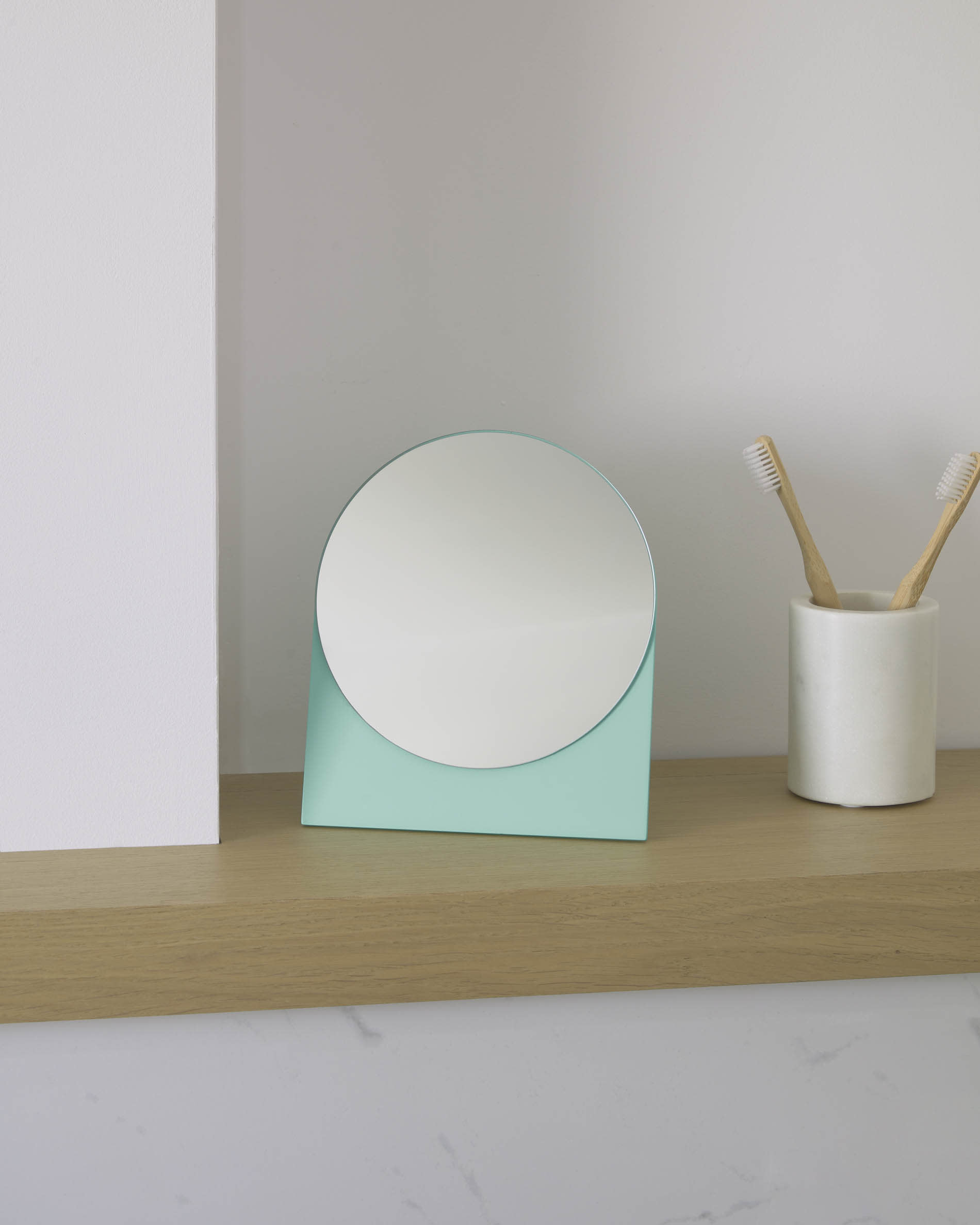Elenei Zahnbürstenhalter aus Marmor in Weiss präsentiert im Onlineshop von KAQTU Design AG. Badzubehör ist von Kave Home