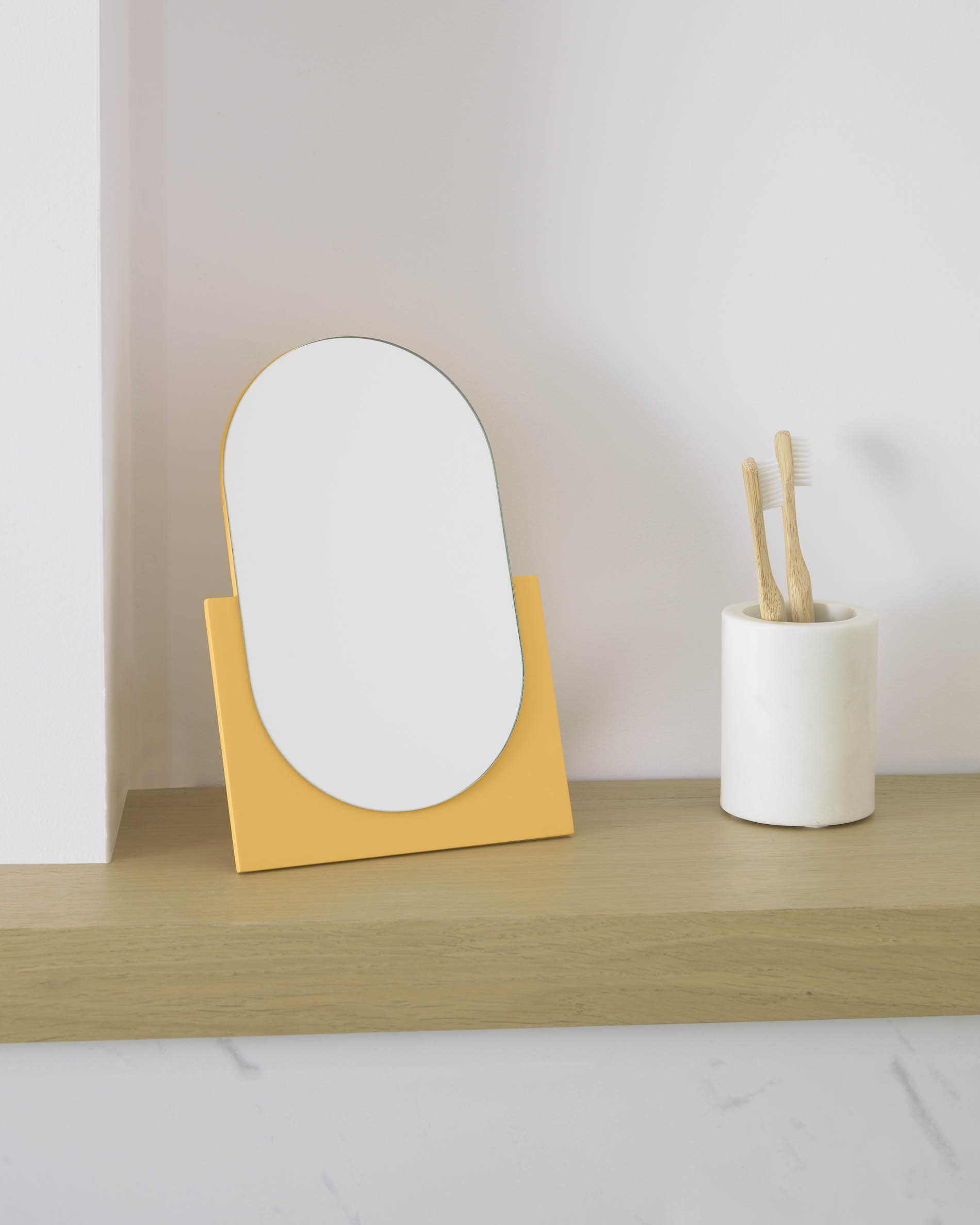 Elenei Zahnbürstenhalter aus Marmor in Weiss präsentiert im Onlineshop von KAQTU Design AG. Badzubehör ist von Kave Home
