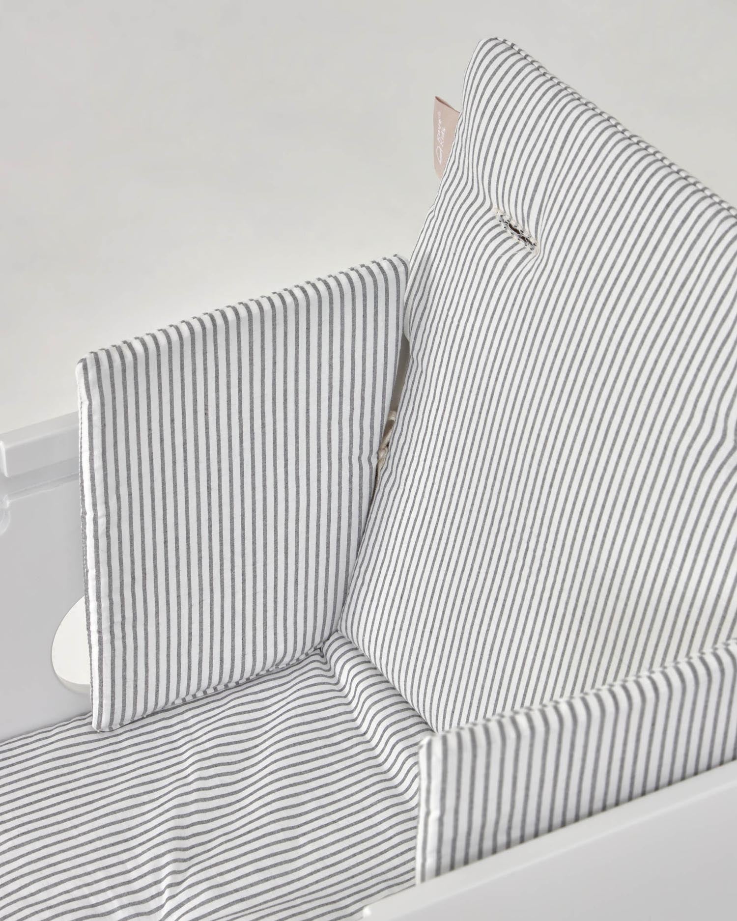 Bequemes Hochstuhl-Kissen aus 100% Bio-Baumwolle (GOTS) mit eleganten blauen Streifen – ideal für Komfort und umweltbewusste Eltern.