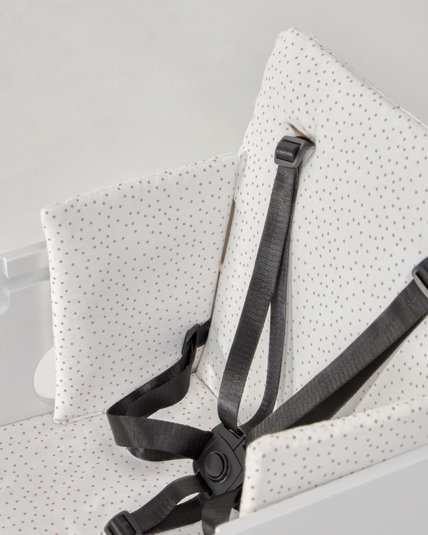 Verleihen Sie dem Nuun Hochstuhl mit dem Kissen von Kave Home einen Hauch von Komfort und Stil. Hergestellt aus 100% Bio-Baumwolle, bietet es Schutz und ist leicht zu reinigen.