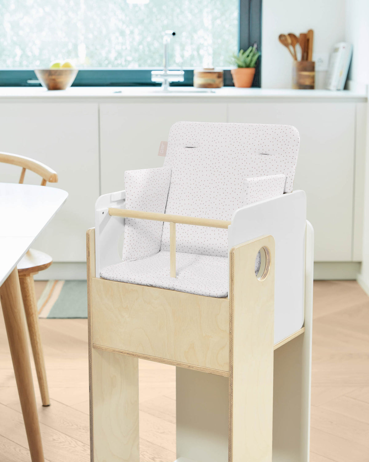 Nuun Hochstuhl Kissen, 100% (GOTS) Bio-Baumwolle, rosa Punkte in Weiss präsentiert im Onlineshop von KAQTU Design AG. Stuhl ist von Kave Home