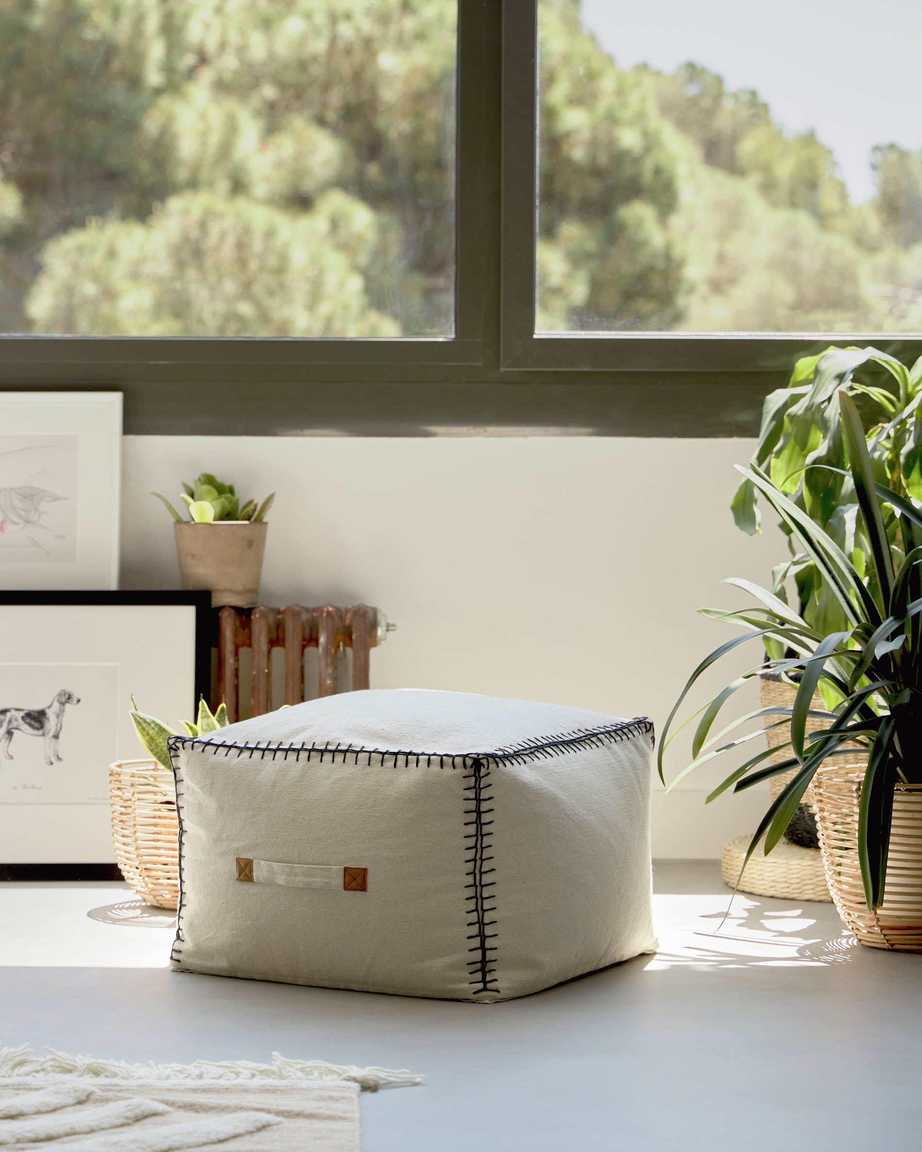 Entdecken Sie den Anahi Pouf (45x30 cm) von Kave Home: Ein elegantes, handgesticktes Möbelstück aus 100% Baumwolle, das Komfort und Stil vereint.