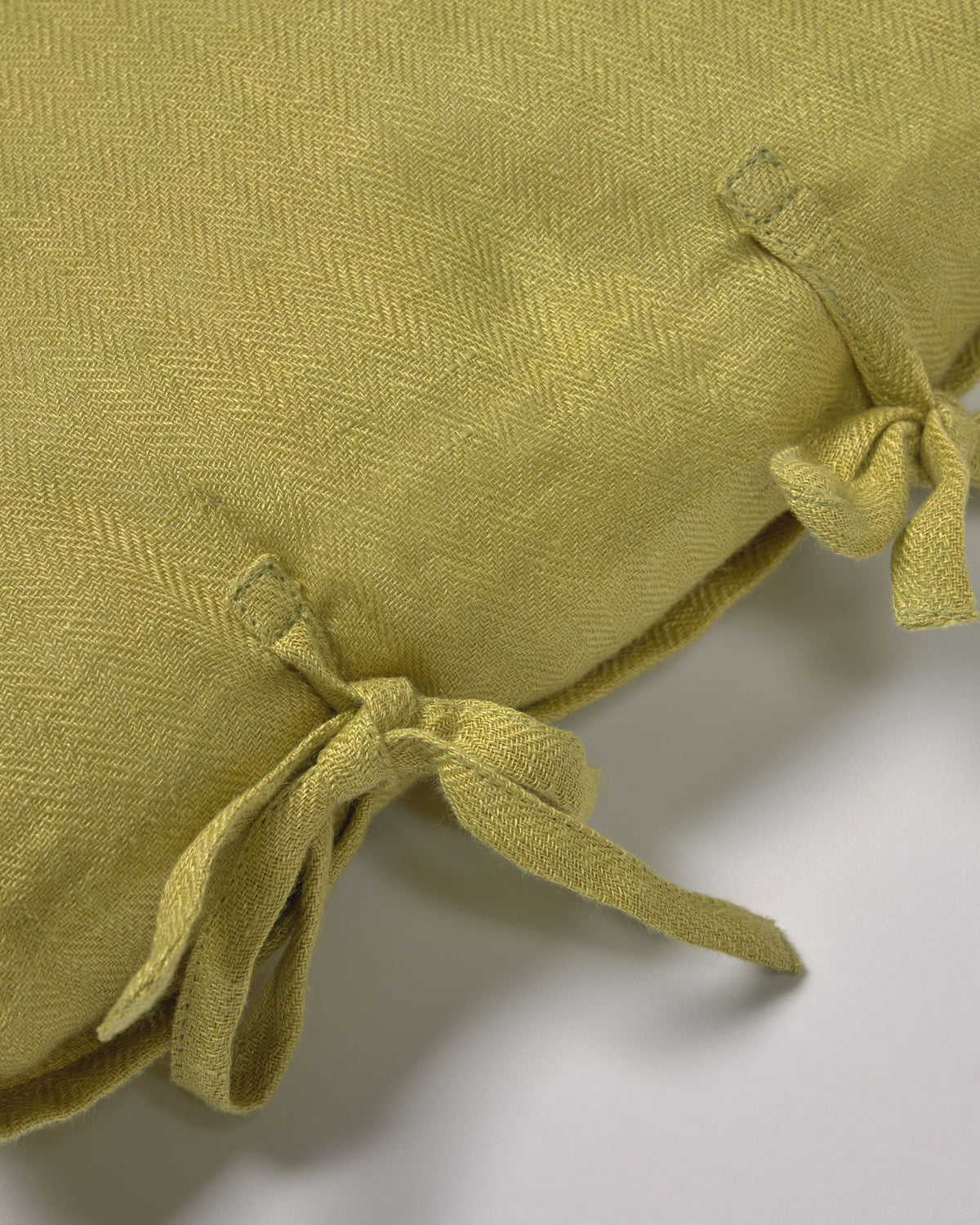 Tazu Kissenbezug 100% Leinen in grün 30 x 50 cm in präsentiert im Onlineshop von KAQTU Design AG. Deko Kissenbezug ist von Kave Home