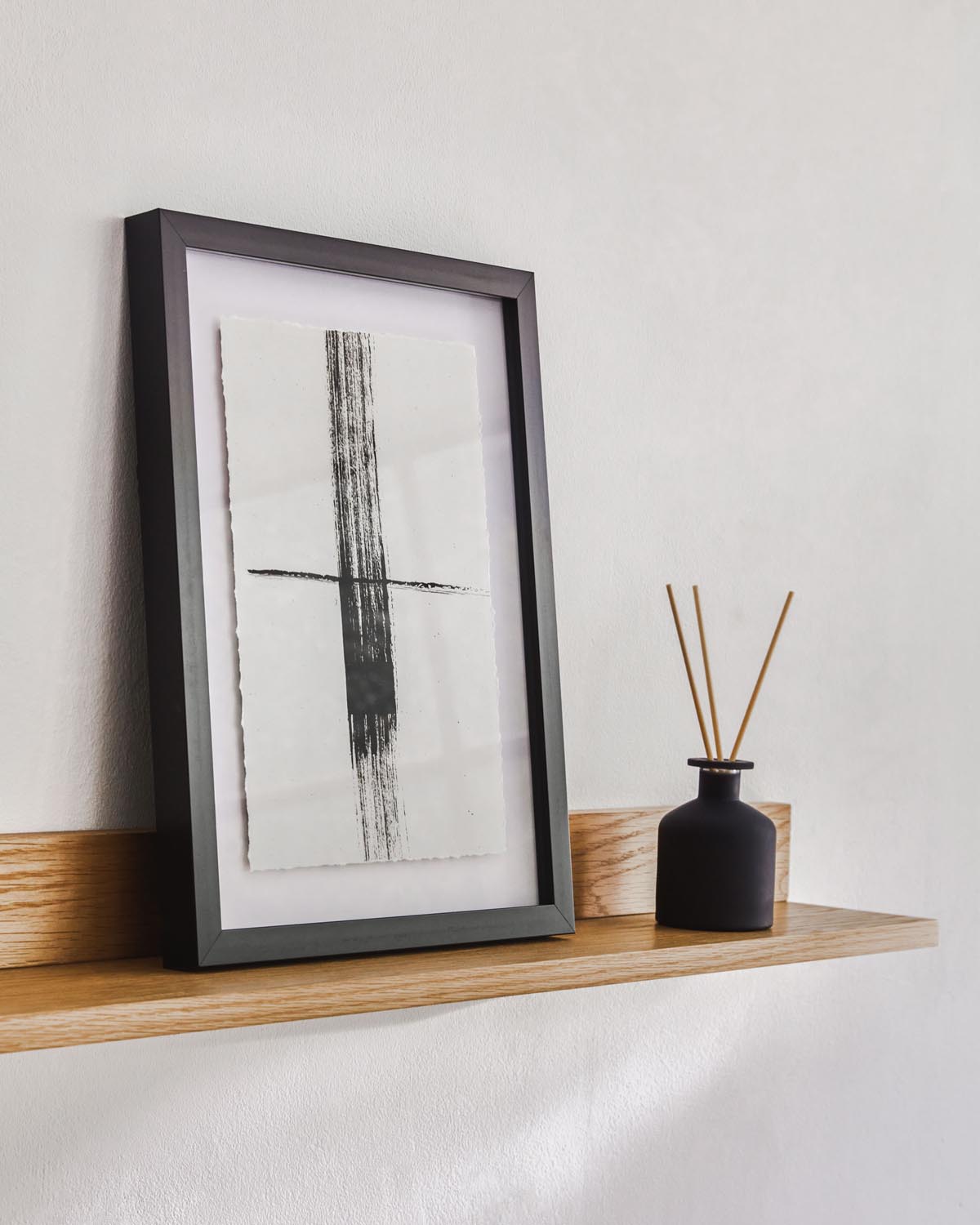 Elegantes Abilen Wandregal von Kave Home für moderne Wohnräume.