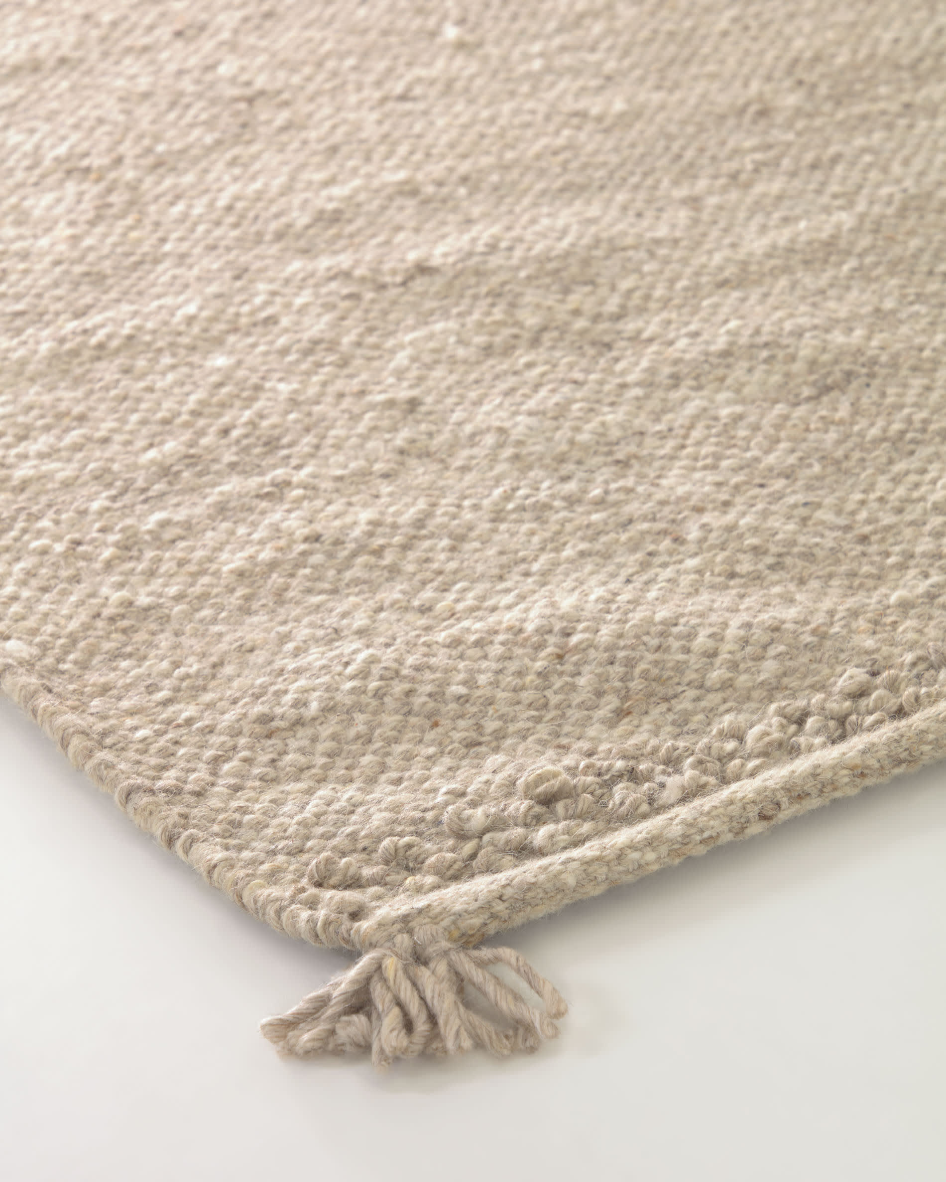 Eleganter Carime Teppich in neutralem Beige (200 x 300 cm) von Kave Home, ideal für gemütliche Wohnräume und vielseitige Einrichtung.