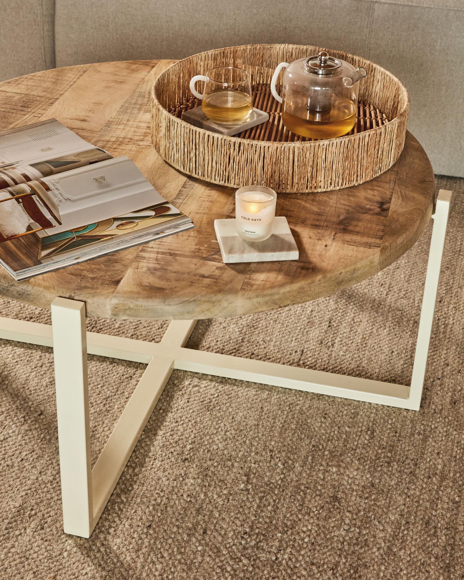 Eleganter Carime Teppich in neutralem Beige (200 x 300 cm) von Kave Home, ideal für gemütliche Wohnräume und vielseitige Einrichtung.