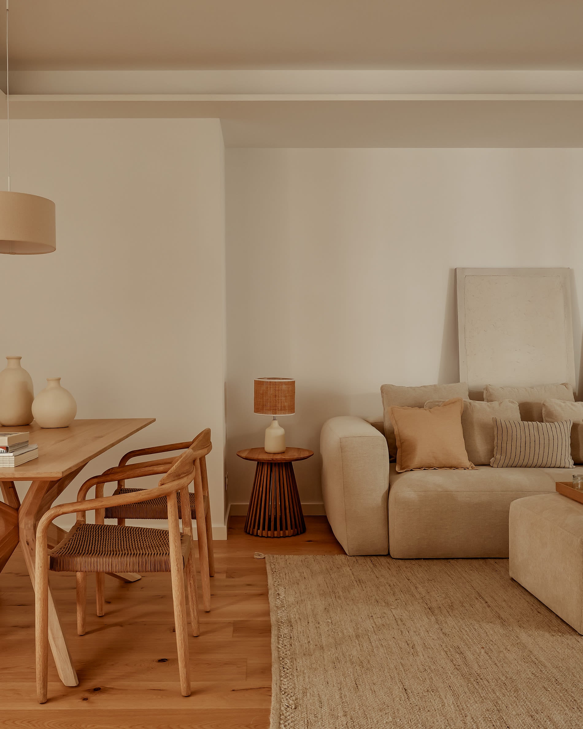 Eleganter Carime Teppich in neutralem Beige (200 x 300 cm) von Kave Home, ideal für gemütliche Wohnräume und vielseitige Einrichtung.