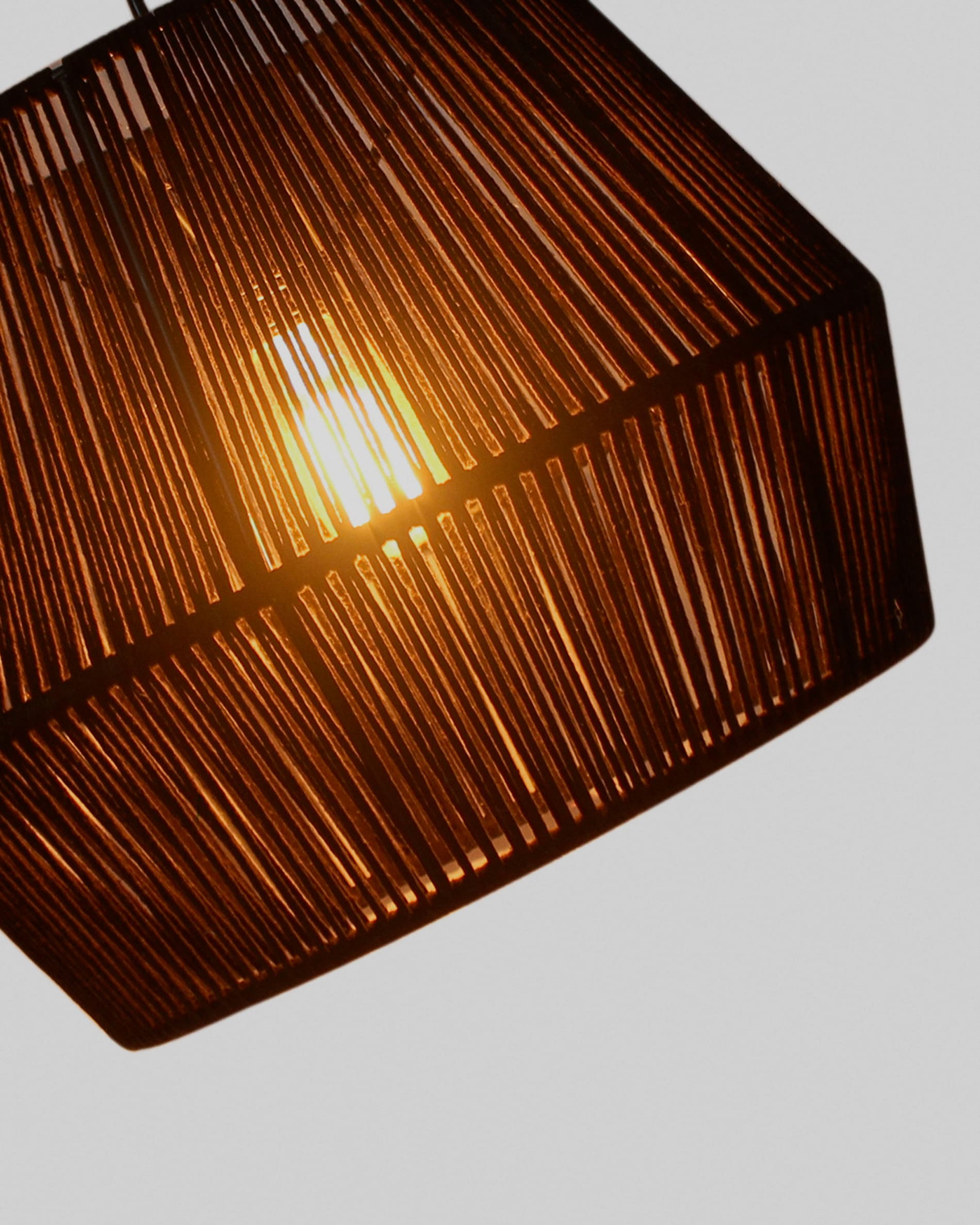 Eleganter Cantia Lampenschirm aus schwarzer Baumwolle, Ø 36,5 cm, für eine warme Atmosphäre in jedem Raum. Perfekt für Ihr Zuhause.