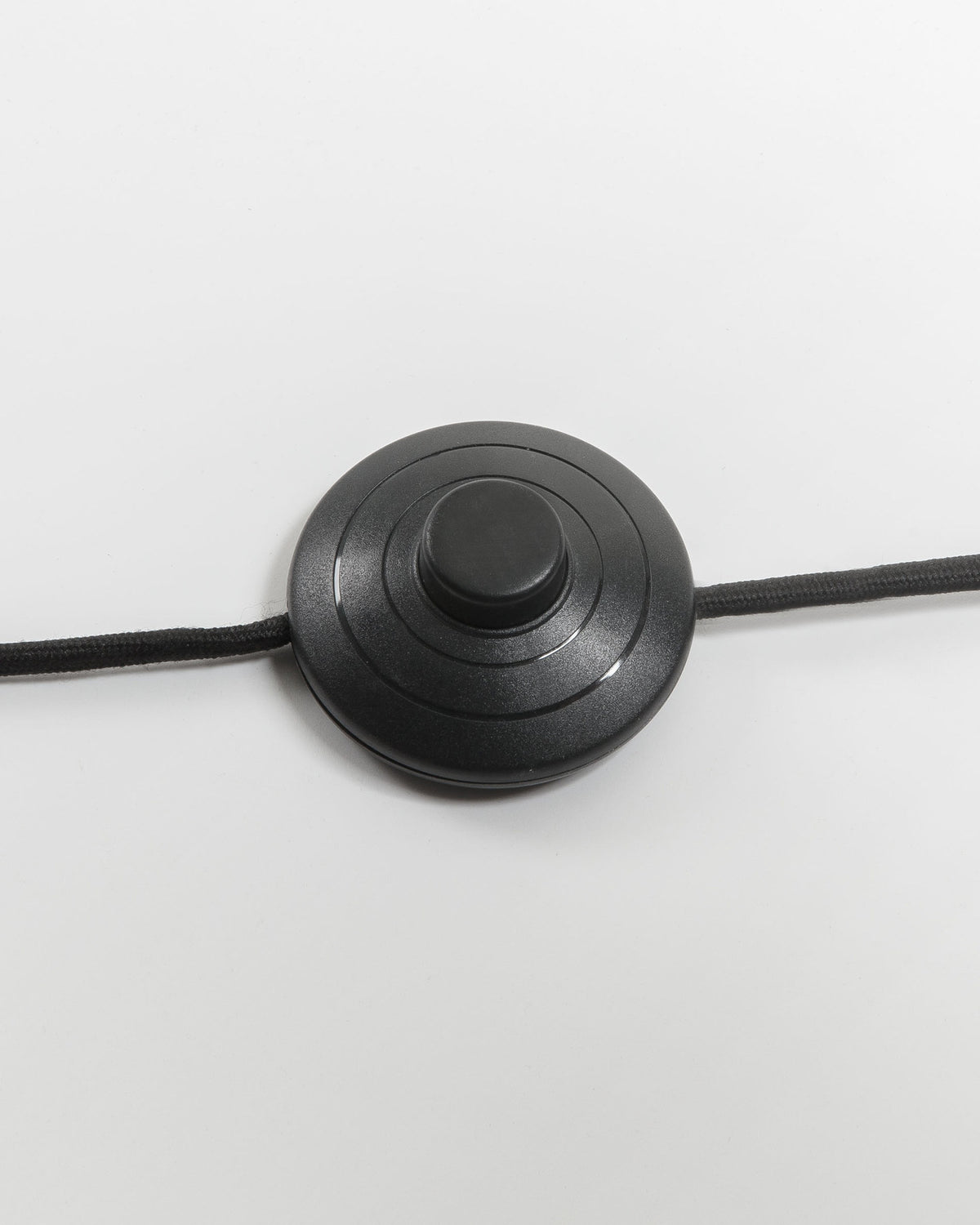 Ikia Stehlampe aus Metall schwarz in Schwarz präsentiert im Onlineshop von KAQTU Design AG. Stehleuchte ist von Kave Home