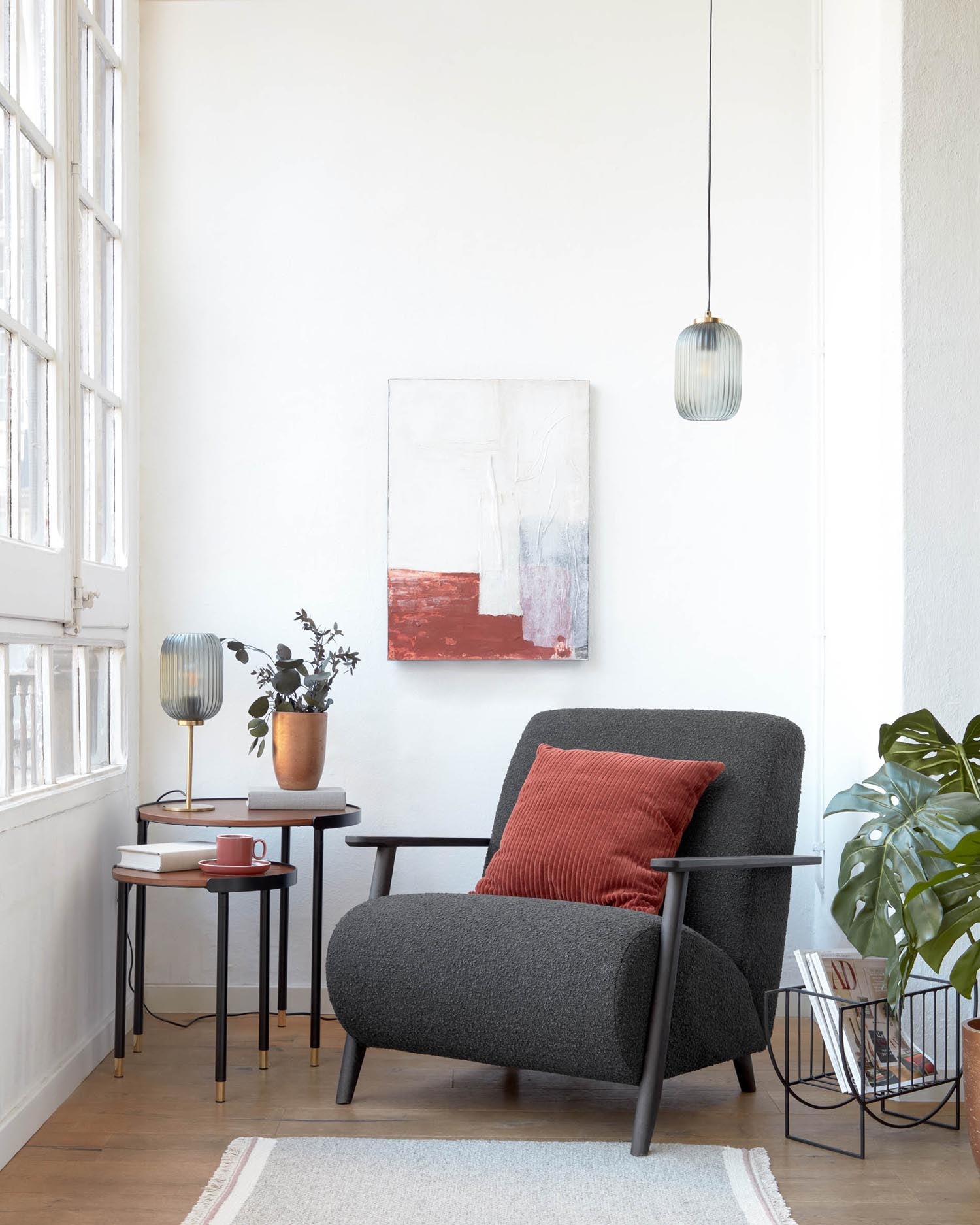 Die Hestia Tischlampe von Kave Home kombiniert hochwertiges Metall mit einem luxuriösen Messing-Finish und einem eleganten grauen Glasschirm für eine stilvolle Beleuchtung.