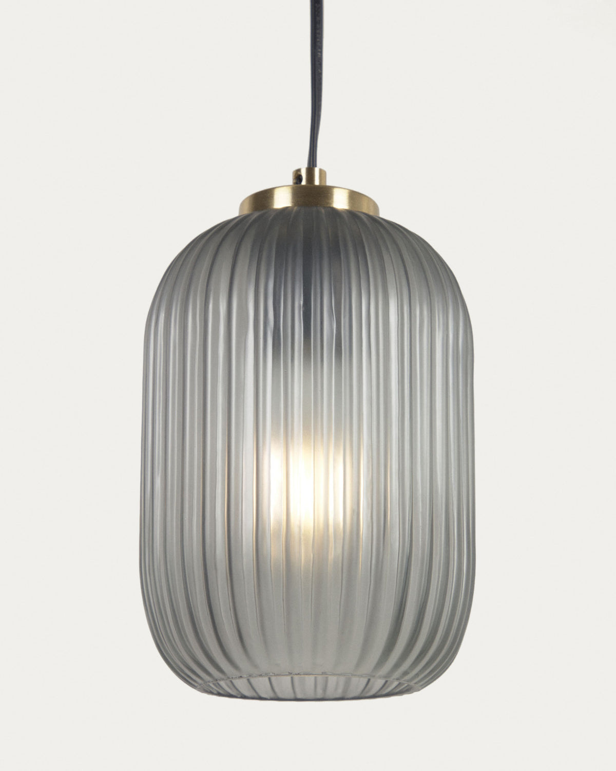 Hestia Deckenlampe aus Metall mit Messing-Finish und grauem Glas in Gold, Transparent präsentiert im Onlineshop von KAQTU Design AG. Pendelleuchte ist von Kave Home