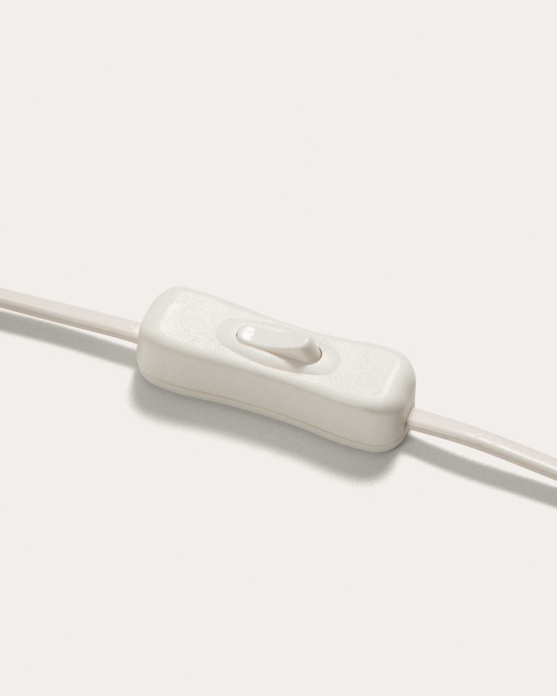 Die Kimjit Tischlampe aus Rattan von Kave Home bringt mit ihrem natürlichen Finish und handgefertigtem Design Wärme und Stil in Ihr Zuhause.