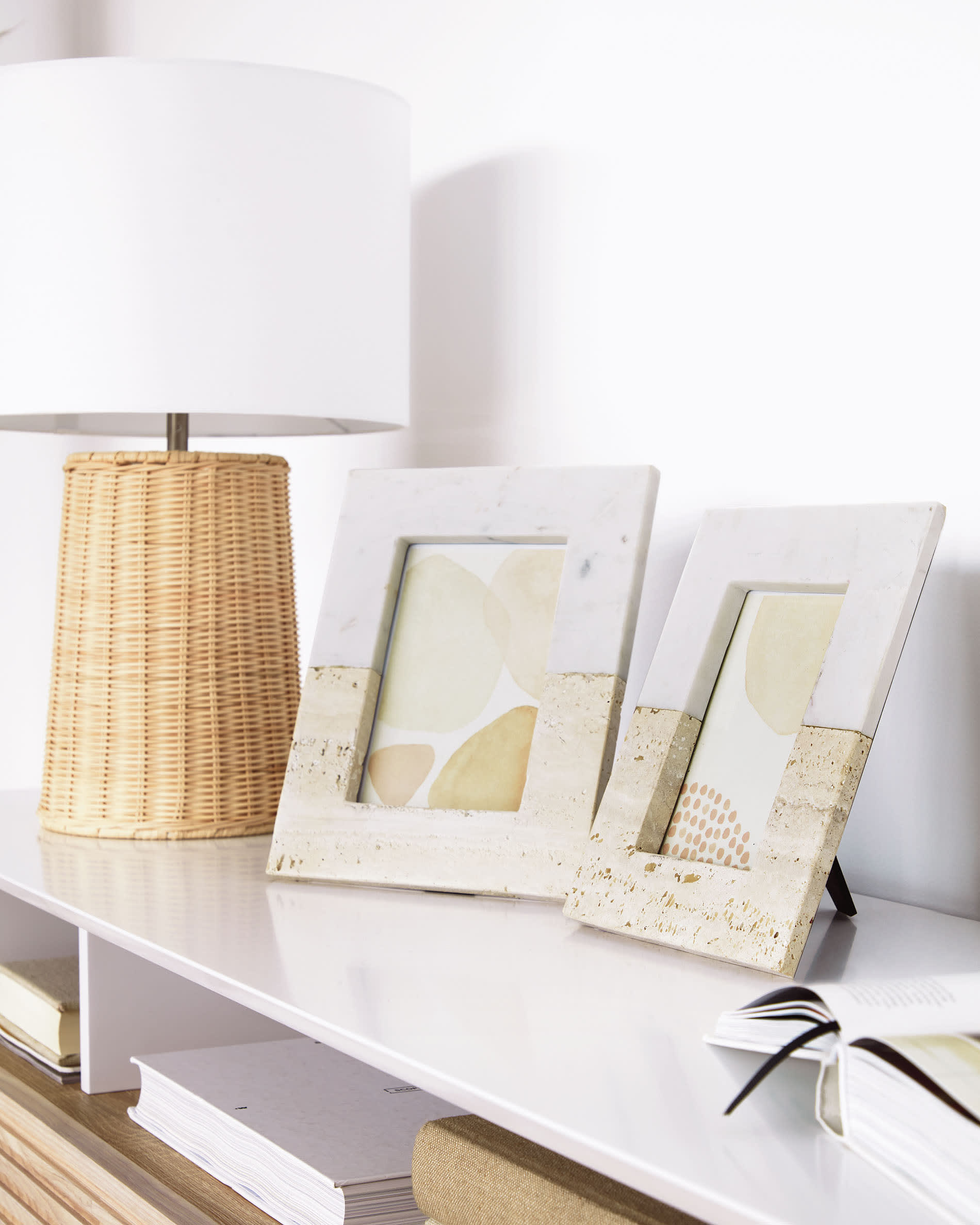 Die Kimjit Tischlampe von Kave Home vereint handgefertigtes Rattan mit modernem Design und schafft eine gemütliche Atmosphäre in jedem Raum.