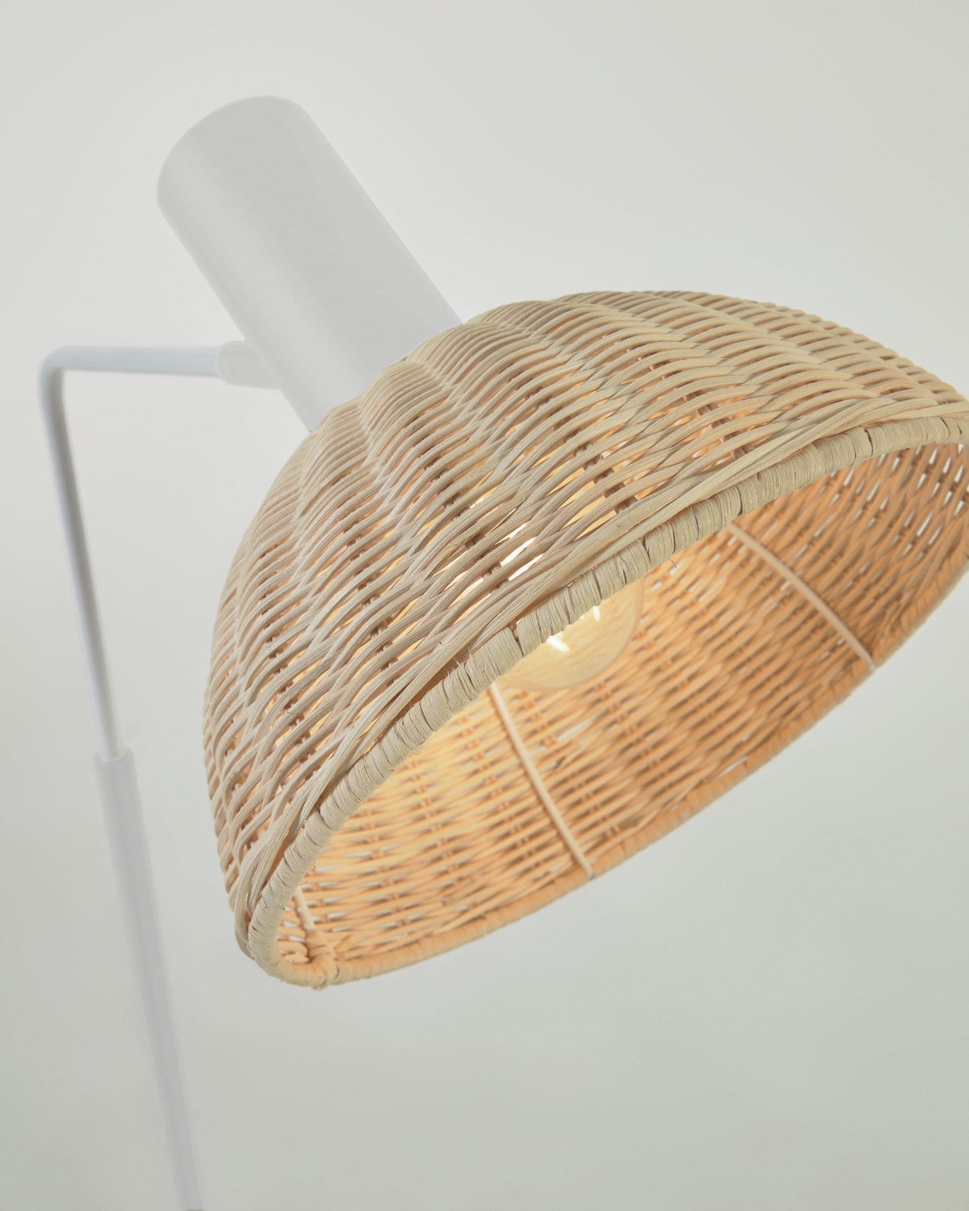 Die Damila Stehlampe vereint elegantes Metall und handgefertigtes Rattan, schafft eine warme Atmosphäre und setzt stilvolle Akzente in jedem Raum.
