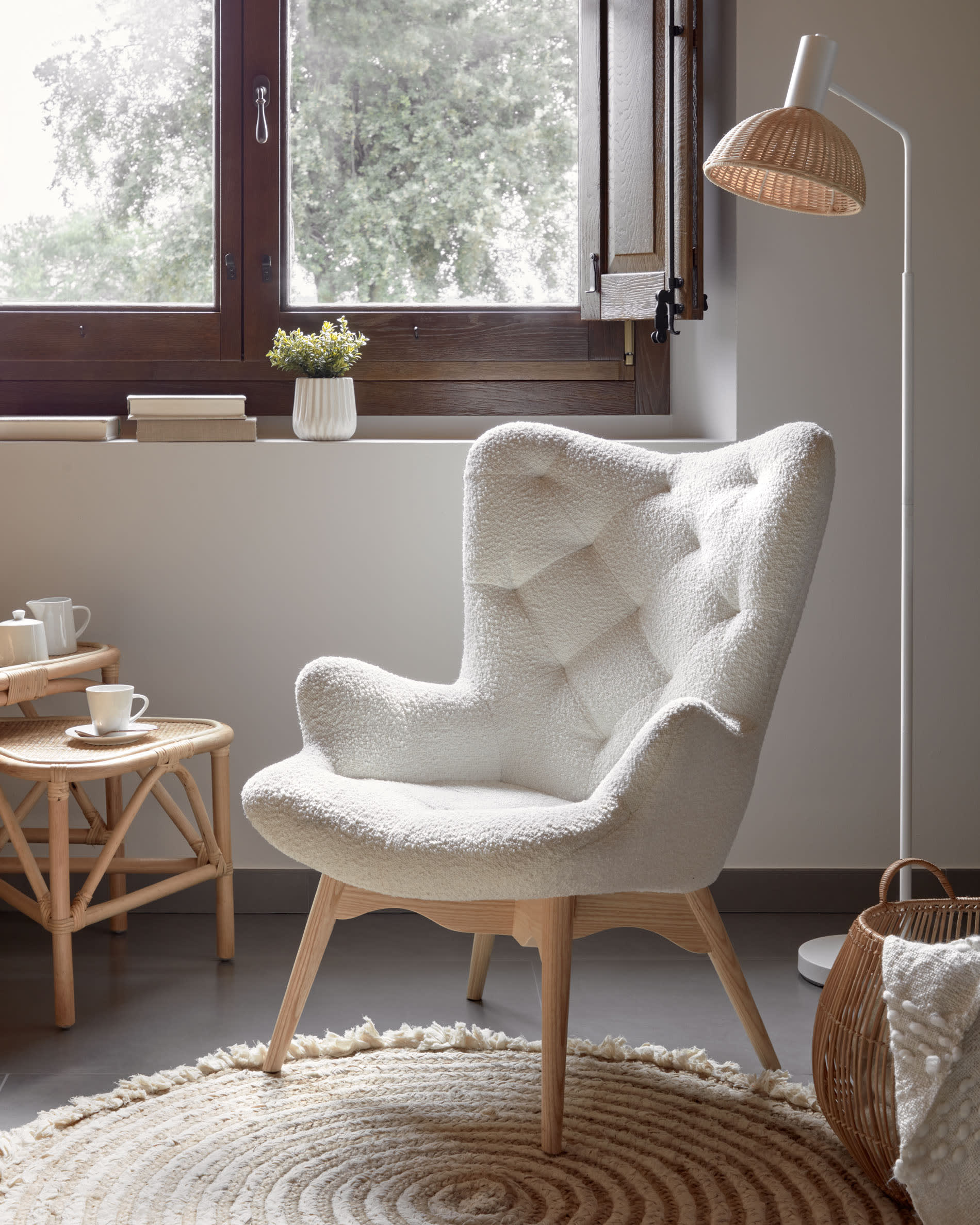 Die Damila Stehlampe kombiniert weisses Metall mit natürlichem Rattan und bringt stilvolle Gemütlichkeit in Ihr modernes Zuhause.