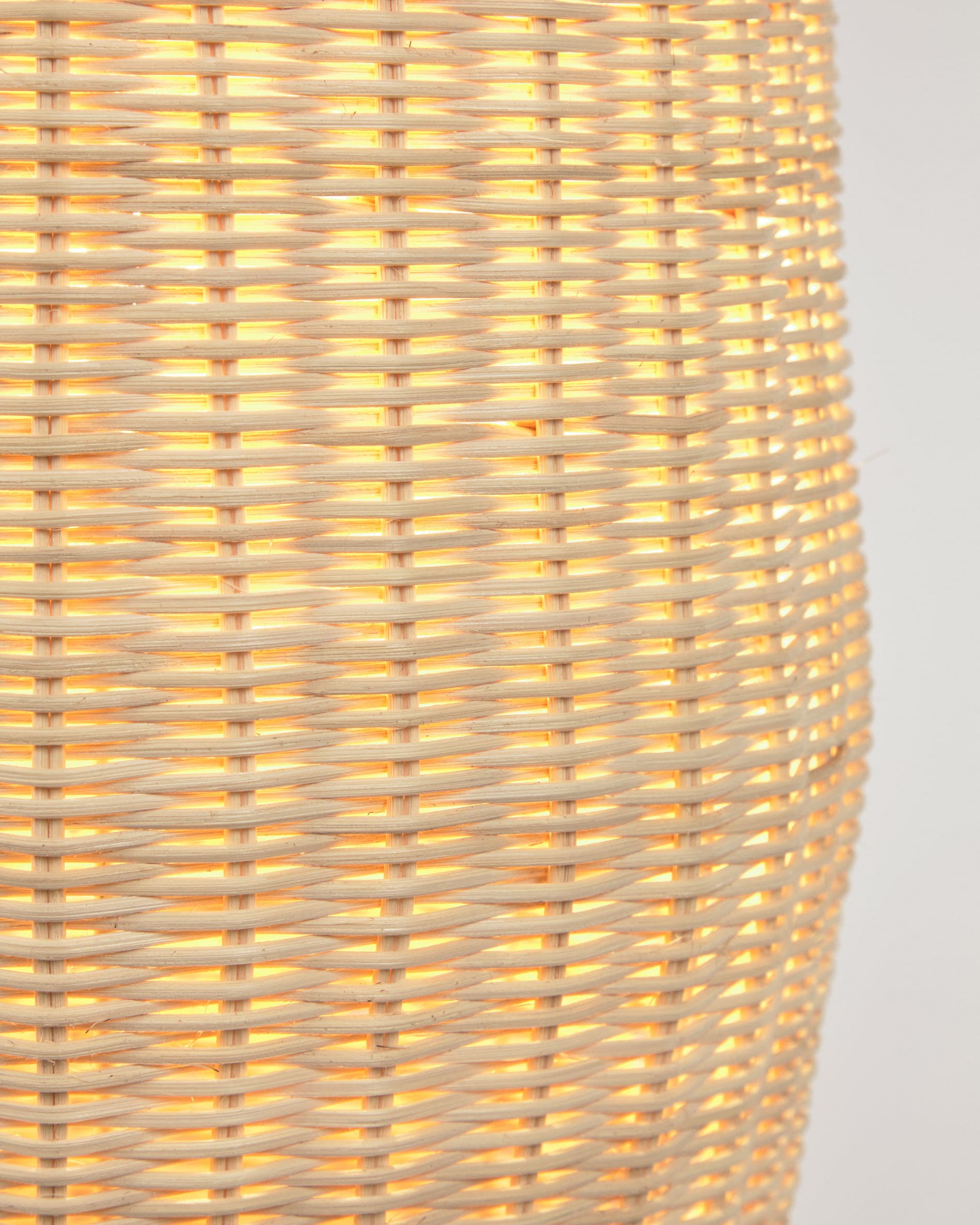 Die Kamaria Stehlampe von Kave Home vereint handgefertigtes Rattan und zeitloses Design für eine warme, einladende Atmosphäre in jedem Raum.