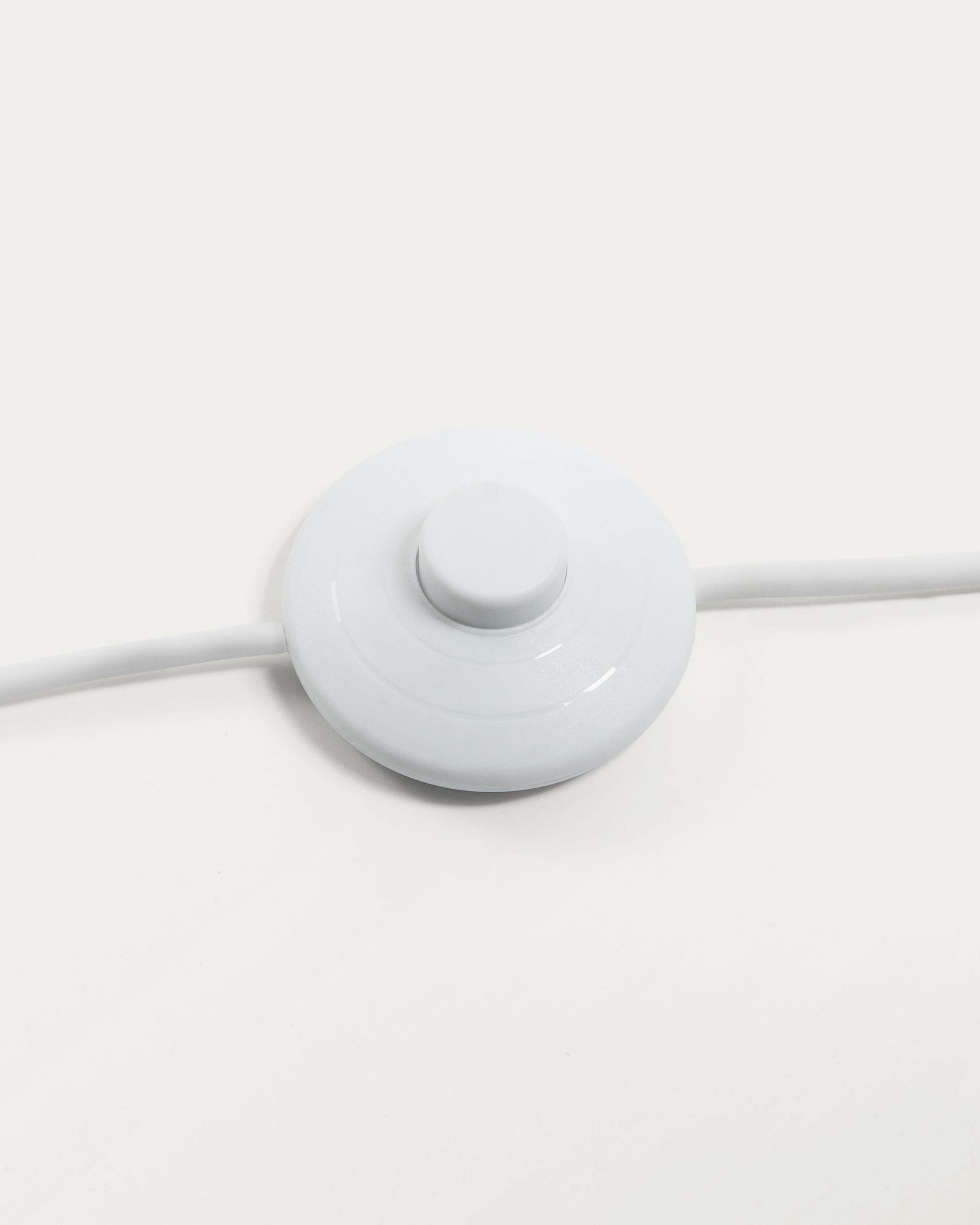 Die Kamaria Stehlampe aus Rattan von Kave Home bringt mit ihrem natürlichen Finish und handgefertigtem Design Wärme und Stil in Ihr Zuhause.