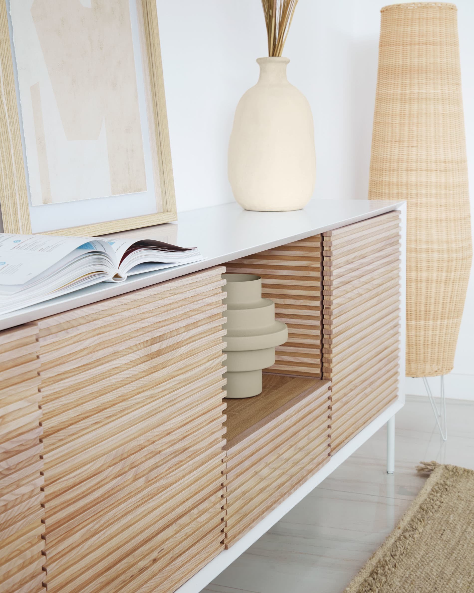 Die Kamaria Stehlampe aus Rattan vereint handwerkliche Kunst mit einem eleganten, natürlichen Look und schafft eine einladende Atmosphäre in jedem Zuhause.