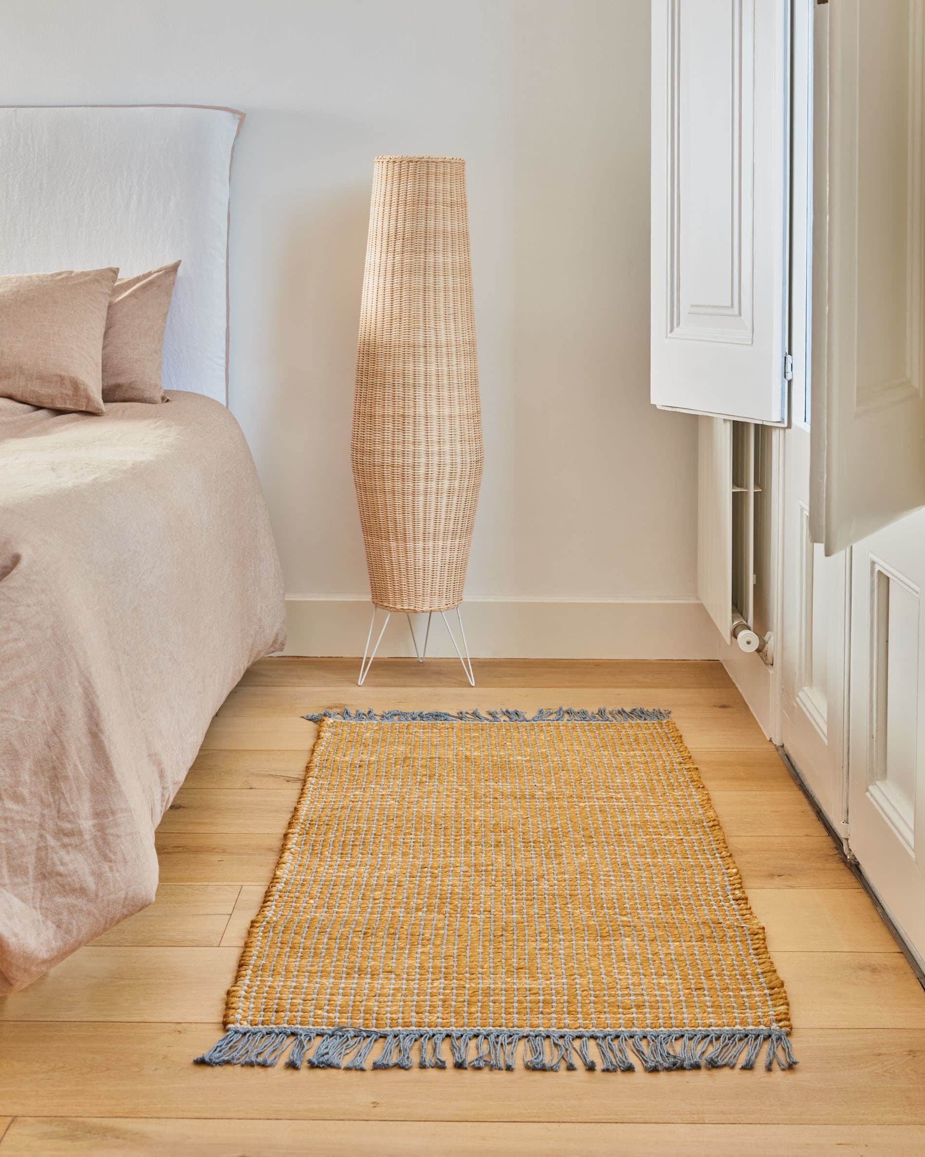 Die Kamaria Stehlampe aus Rattan vereint handwerkliche Kunst mit zeitlosem Stil und schafft eine gemütliche Atmosphäre in Ihrem Zuhause.