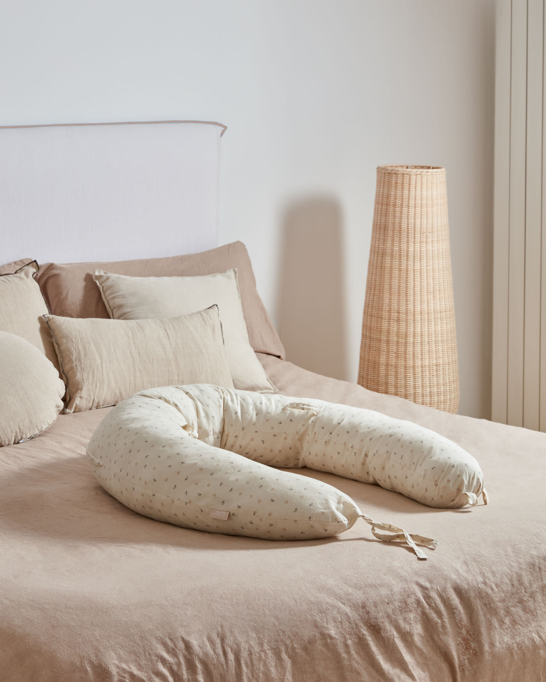 Die Kamaria Stehlampe aus Rattan von Kave Home bringt mit ihrem natürlichen Finish und handgefertigten Design Wärme und Stil in jeden Raum.