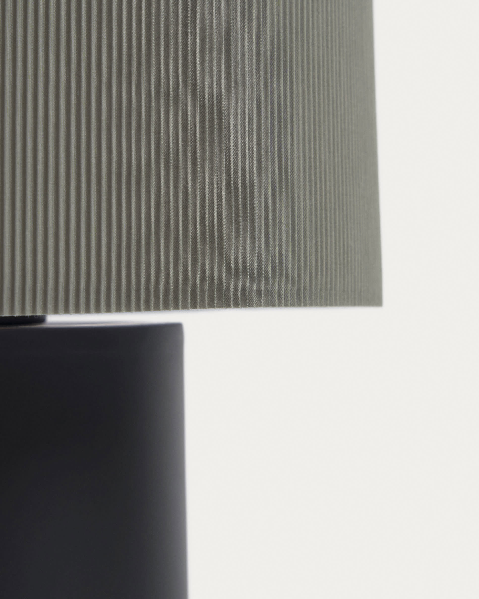 Elegante Domicina Tischlampe von Kave Home in Schwarz und Grau, perfektes Licht für Wohn- und Schlafzimmer, vereint modernes Design mit Retro-Charme.