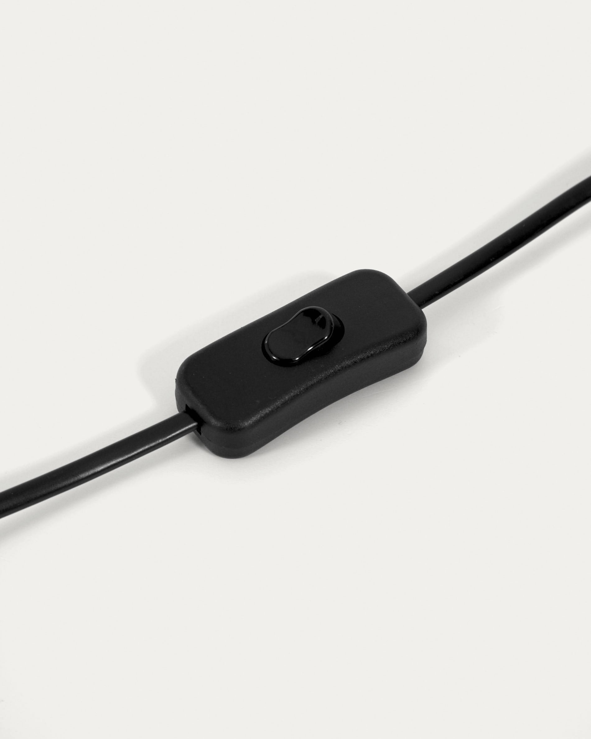 Elegante Domicina Tischlampe von Kave Home in Schwarz und Grau, perfektes Licht für Wohn- und Schlafzimmer, vereint modernes Design mit Retro-Charme.