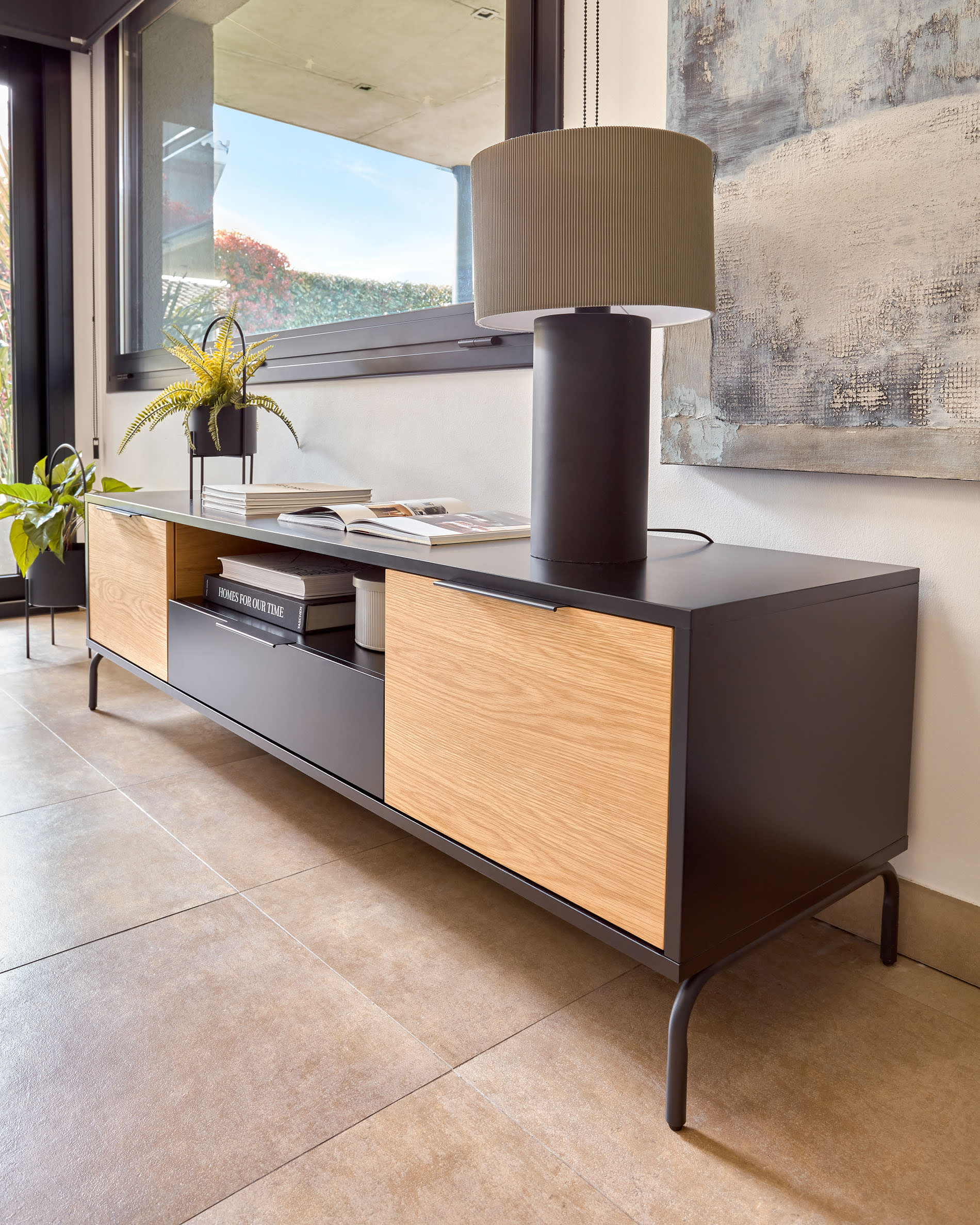 Elegante Domicina Tischlampe von Kave Home in Schwarz und Grau, perfektes Licht für Wohn- und Schlafzimmer, vereint modernes Design mit Retro-Charme.